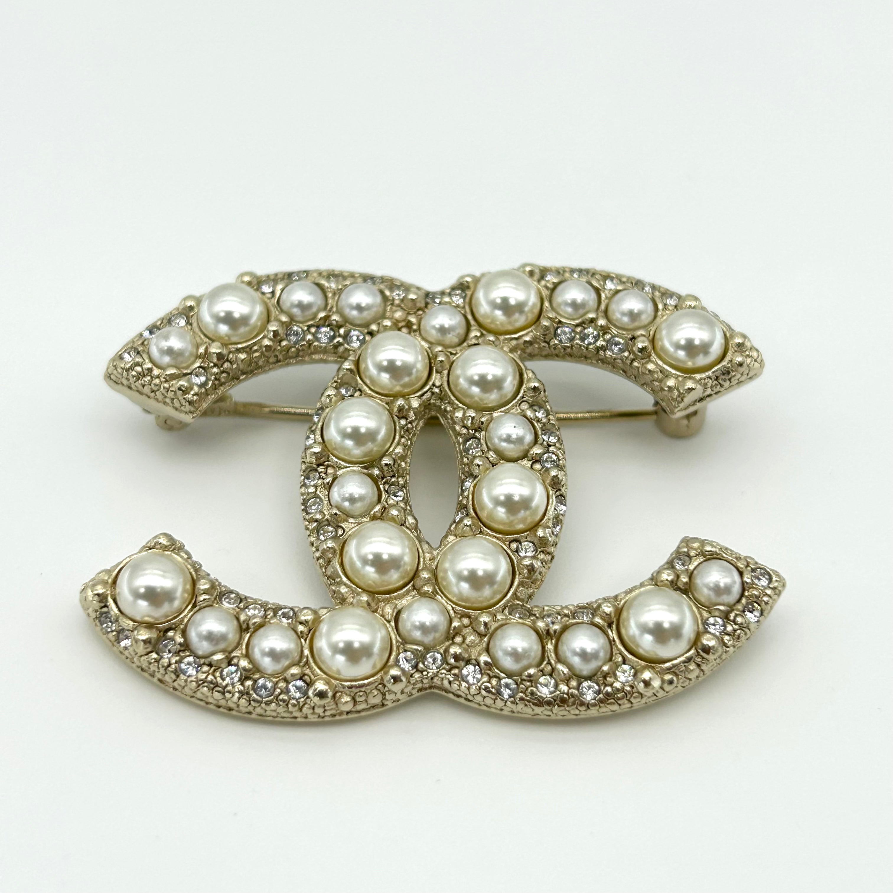 CHANEL Pearl F22 V Brooch