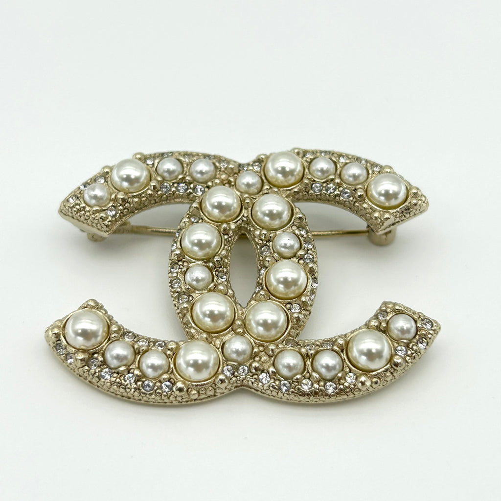 CHANEL Pearl F22 V Brooch