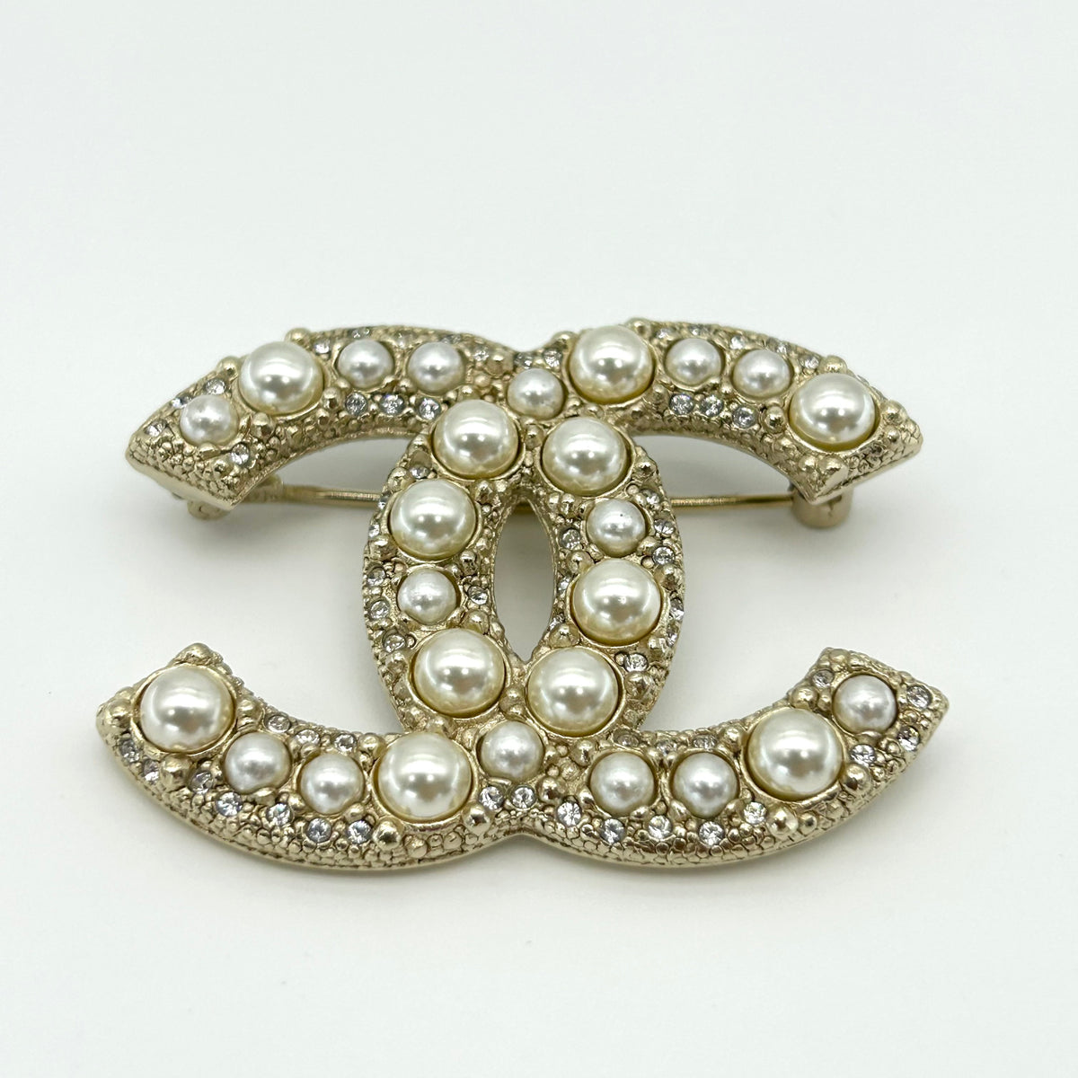 CHANEL Pearl F22 V Brooch