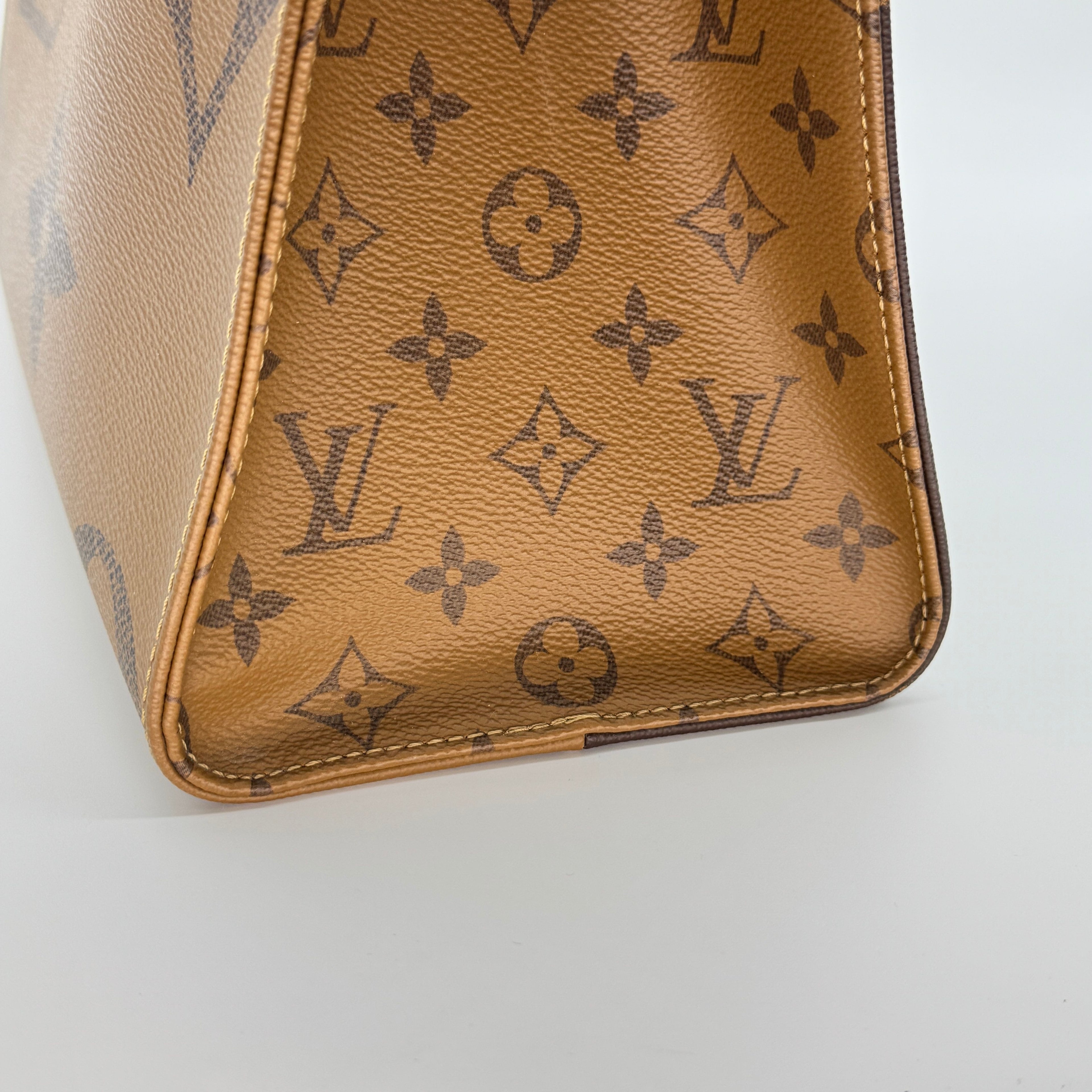 Louis Vuitton Giant Monogram Reverse On the Go MM M45321 Brown There was an RFID response