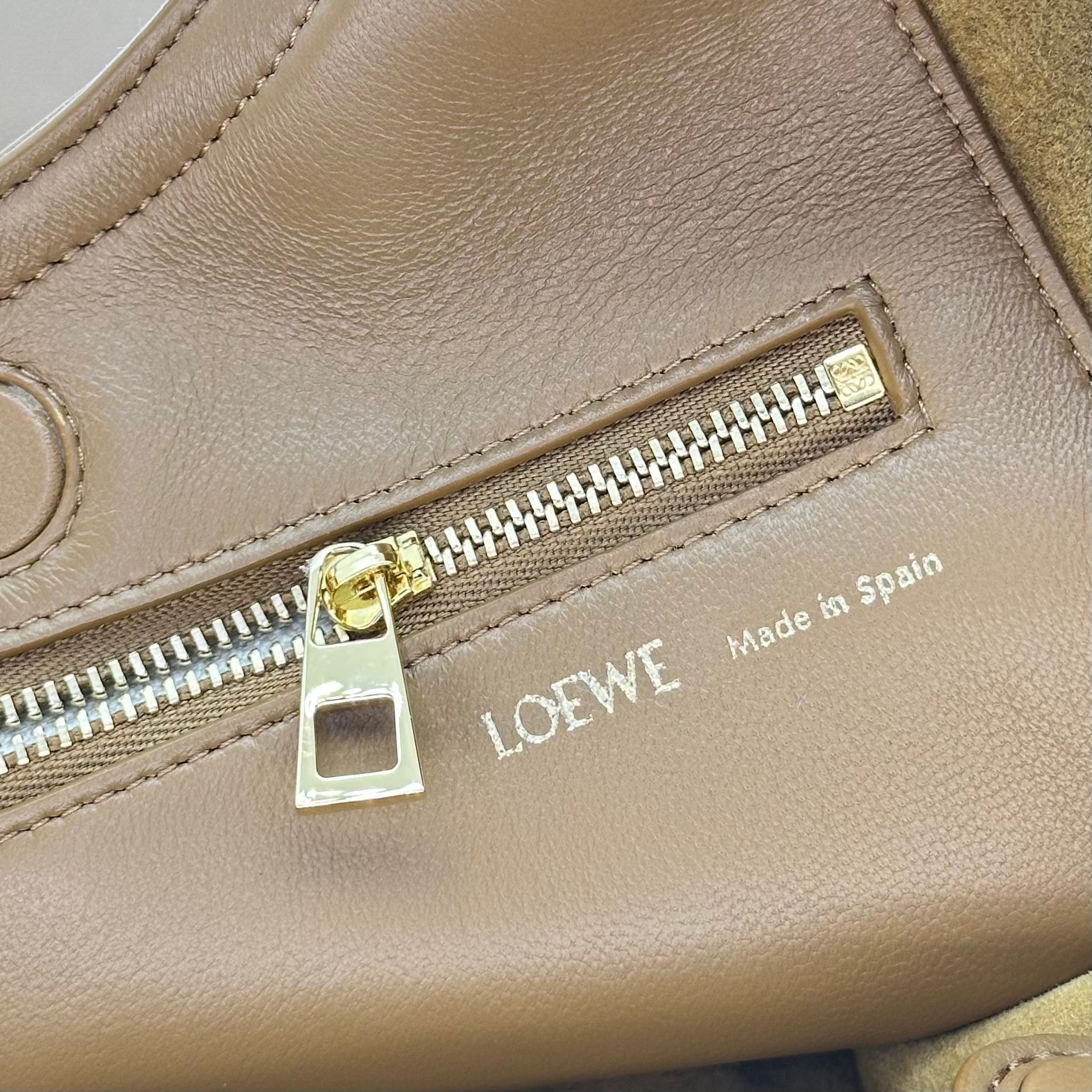 LOEWE Squeeze Bag LOEWE Tote Chain Shoulder Bag A914NCHX01