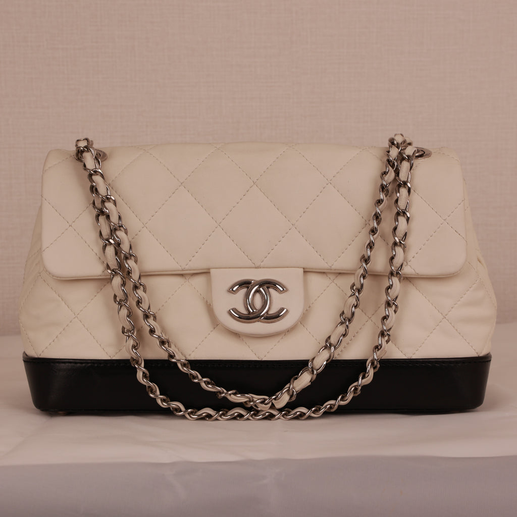 シャネル マトラッセ フラップバッグ ホワイト×ブラック シルバー金具 ショルダーバッグ 2010-2011年製