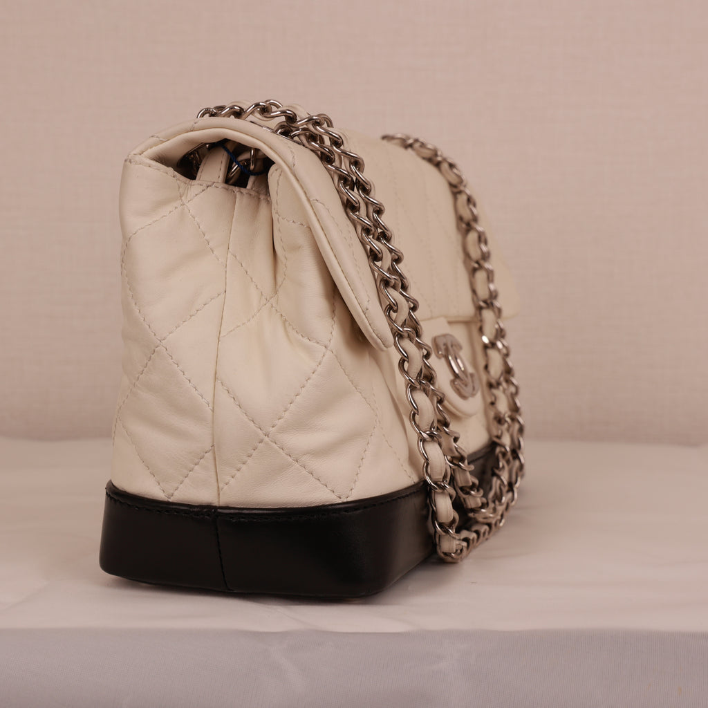 シャネル マトラッセ フラップバッグ ホワイト×ブラック シルバー金具 ショルダーバッグ 2010-2011年製