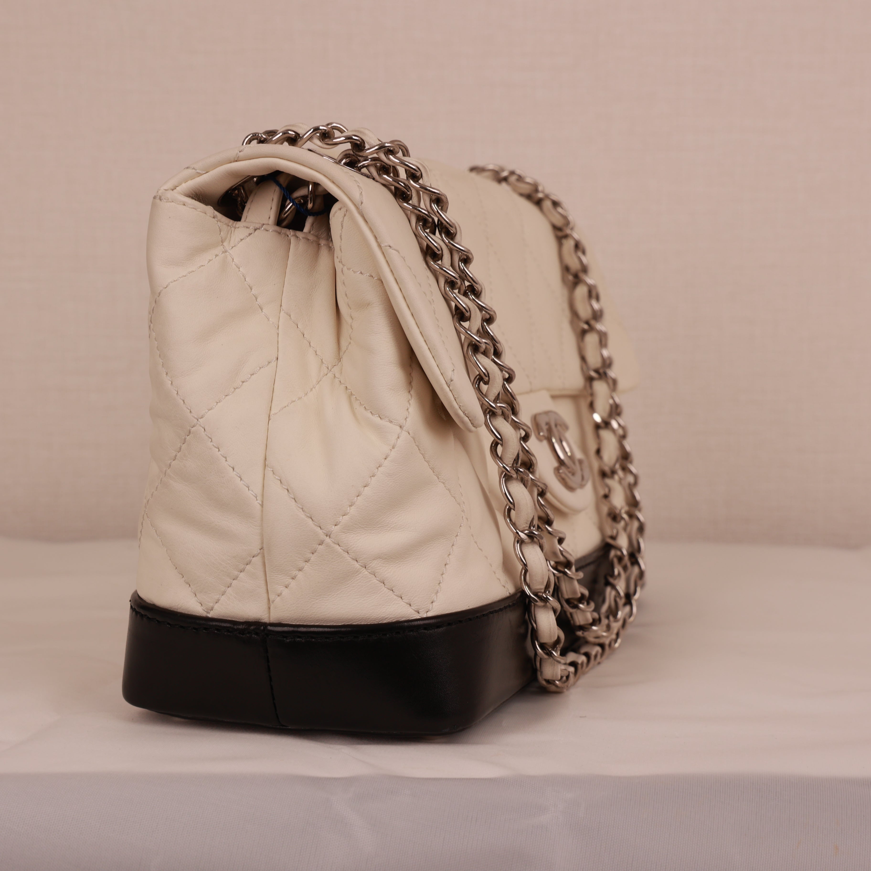 シャネル マトラッセ フラップバッグ ホワイト×ブラック シルバー金具 ショルダーバッグ 2010-2011年製