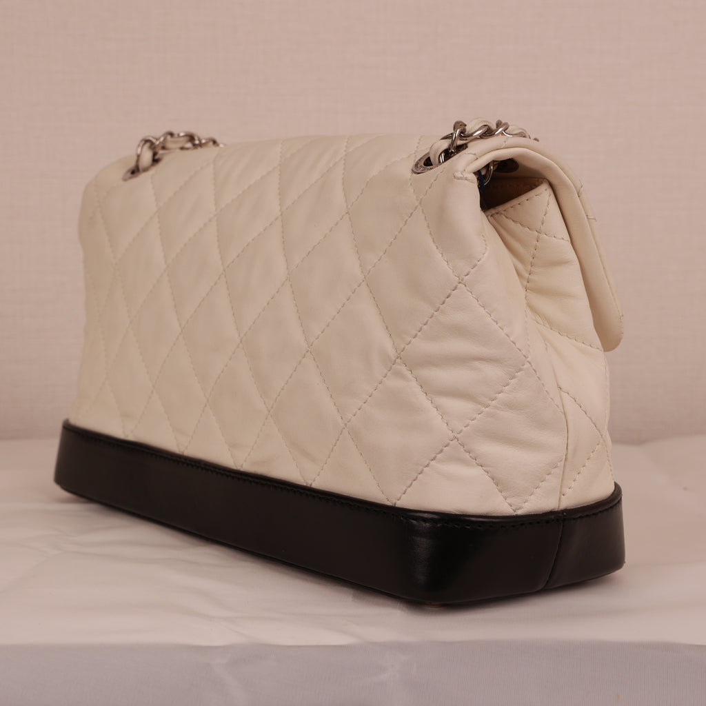 シャネル マトラッセ フラップバッグ ホワイト×ブラック シルバー金具 ショルダーバッグ 2010-2011年製