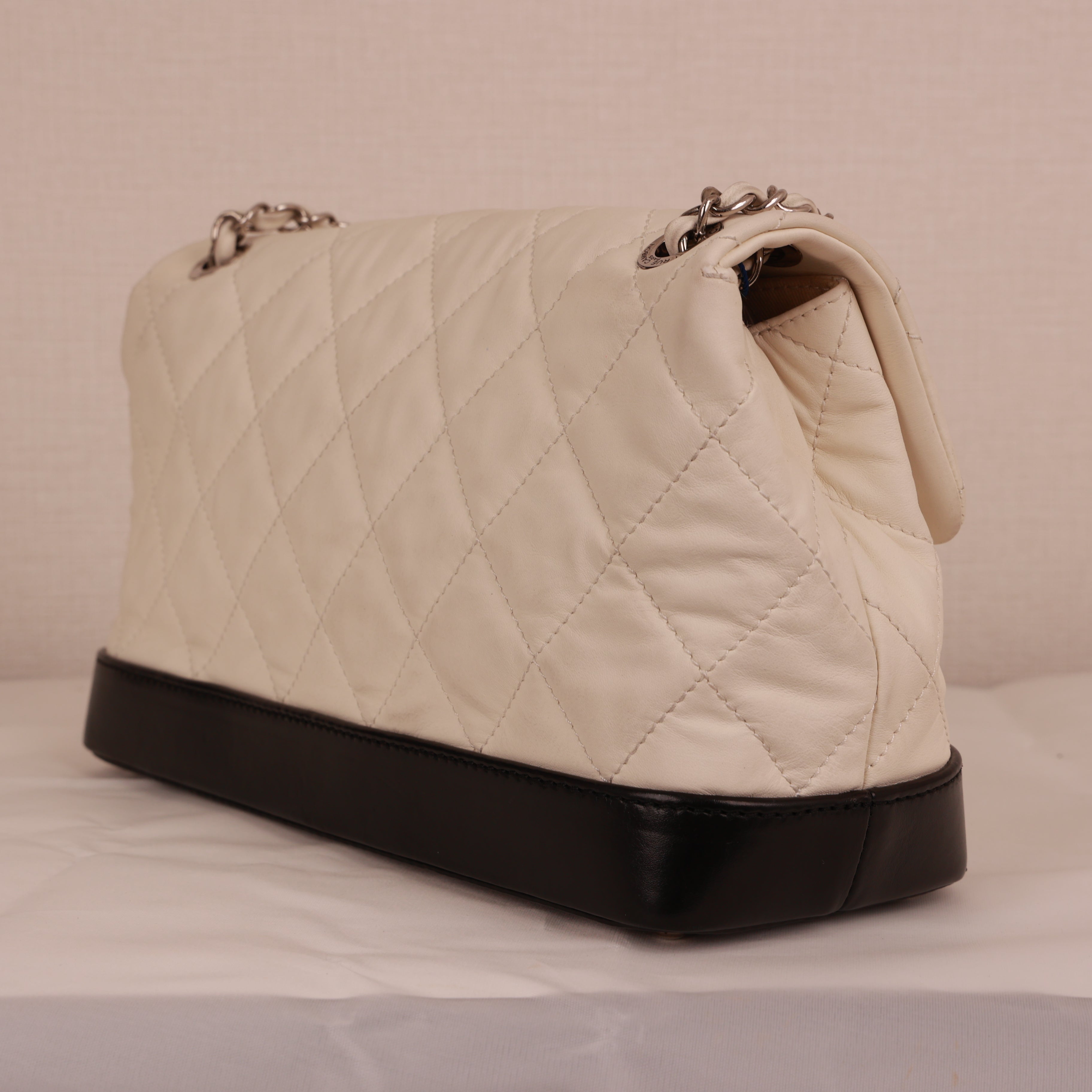 シャネル マトラッセ フラップバッグ ホワイト×ブラック シルバー金具 ショルダーバッグ 2010-2011年製
