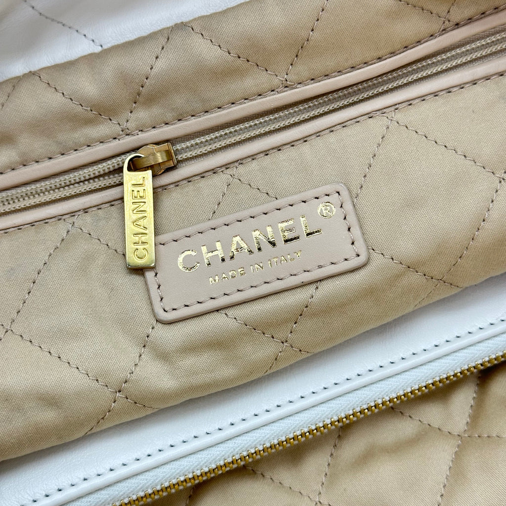 CHANEL 22 Small AS3260 Shiny Calfskin White Gold Hardware Chain Shoulder Bag