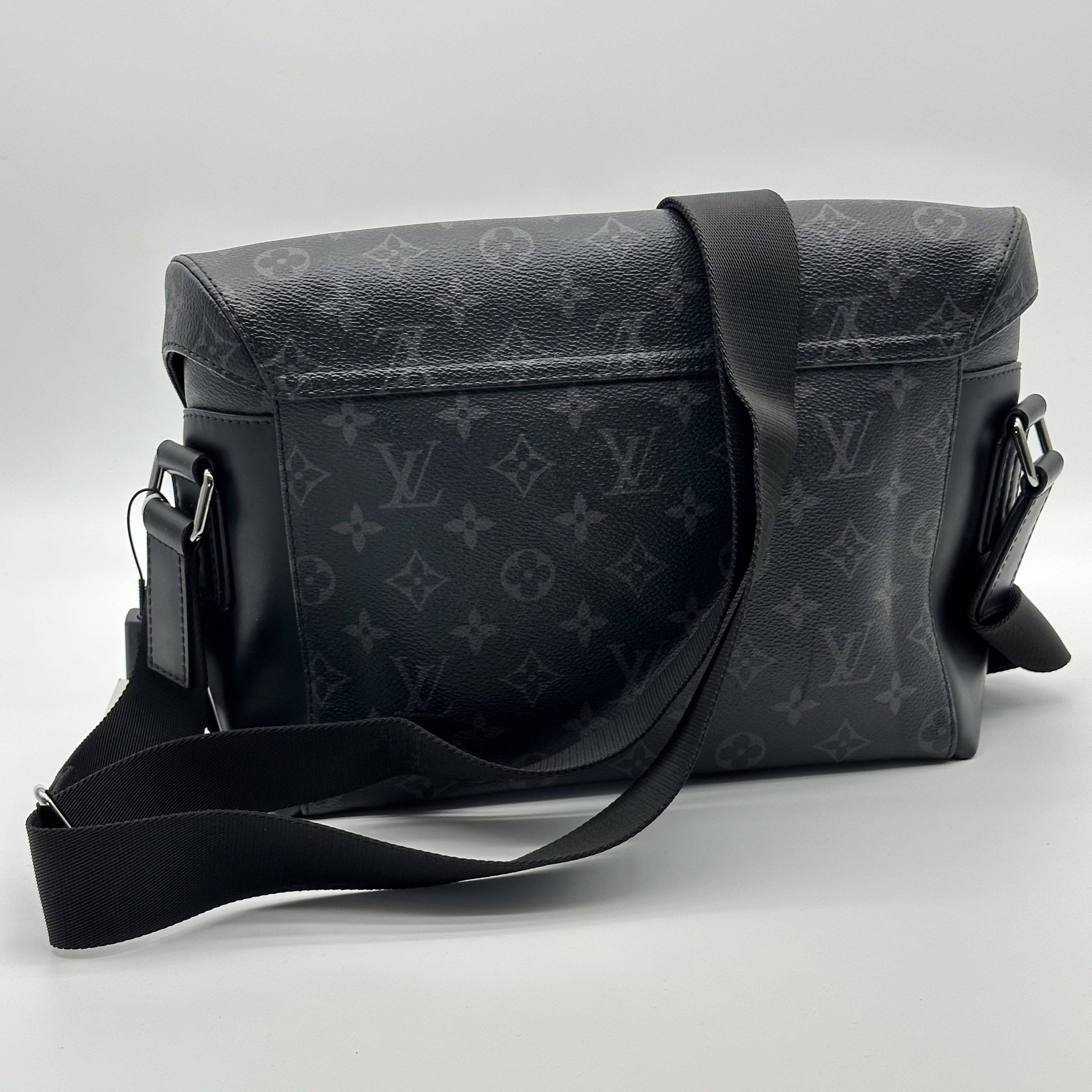 Louis Vuitton-Monogram Canvasm Eclipse Messenger Voyage PM M40511