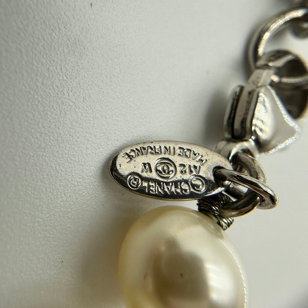 Chanel Coco Mark A12W Necklace Metal x imitation pearl Silver Wears Scratched Losing luster Marked Discoloration Oxidation staining Lint on fabric