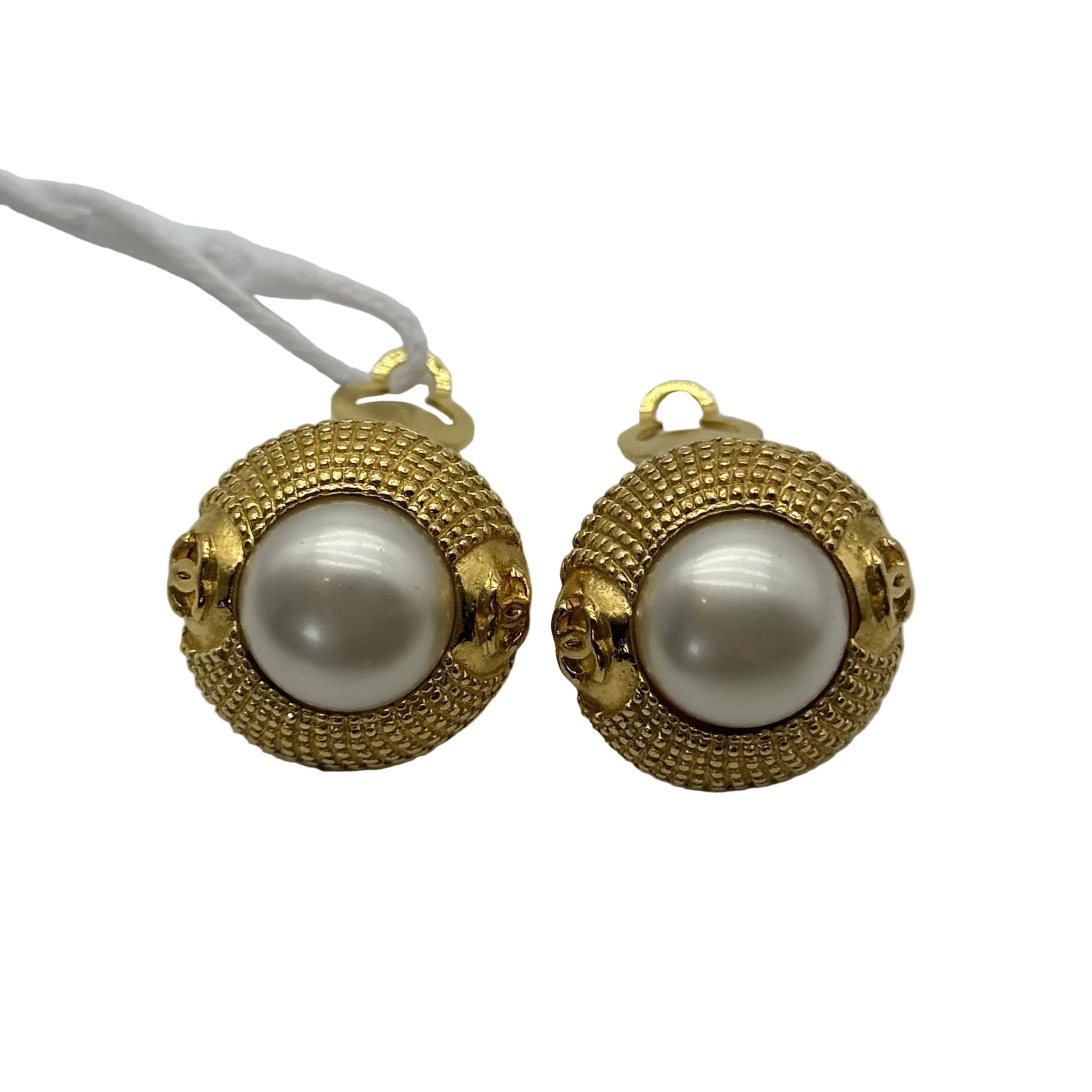 Boucles d'oreilles clips en perles matelassées vintage Chanel Doré