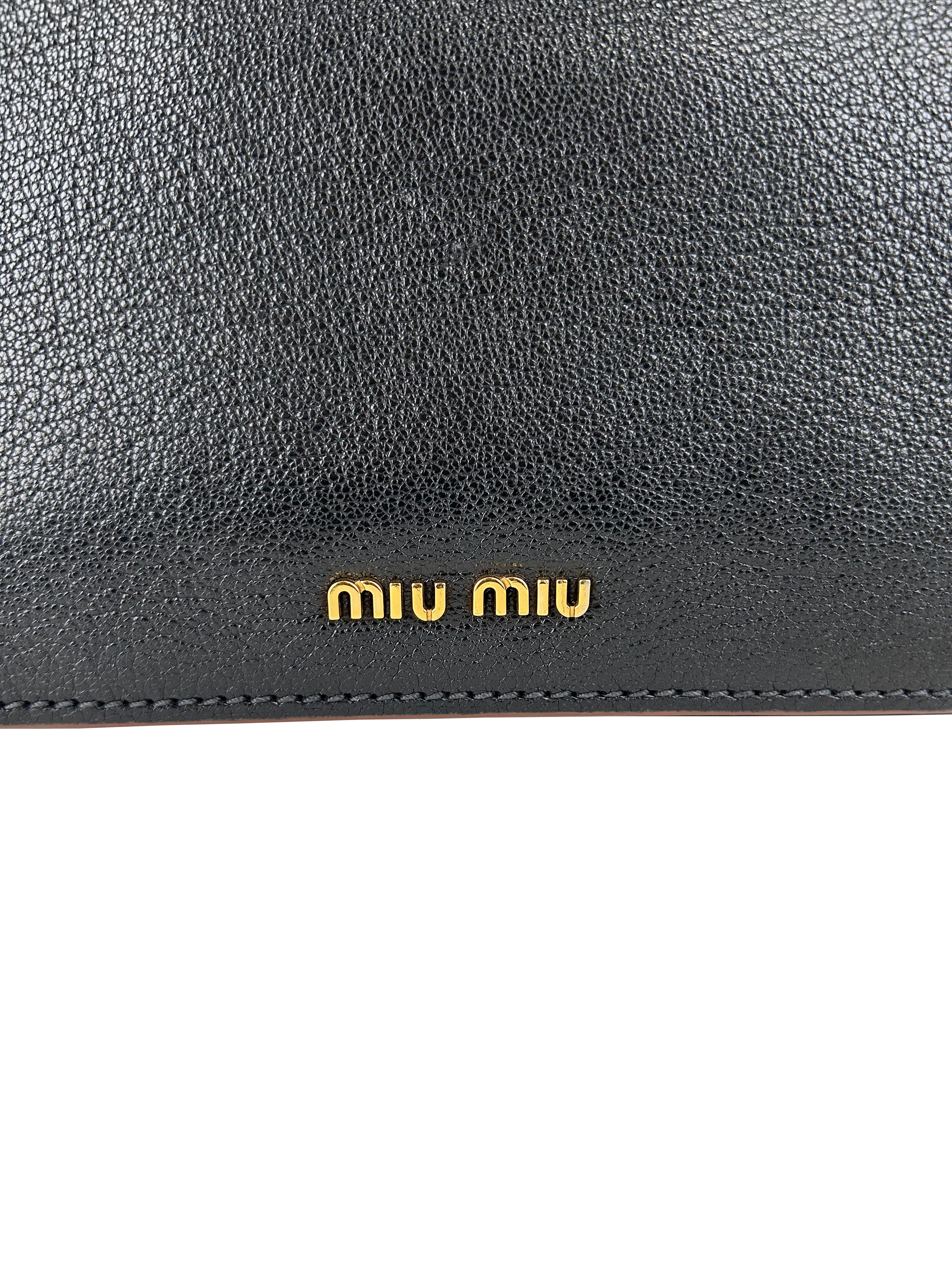MIUMIU Sac à bandoulière à rabat en cuir Madras noir orné de cristaux et boucle