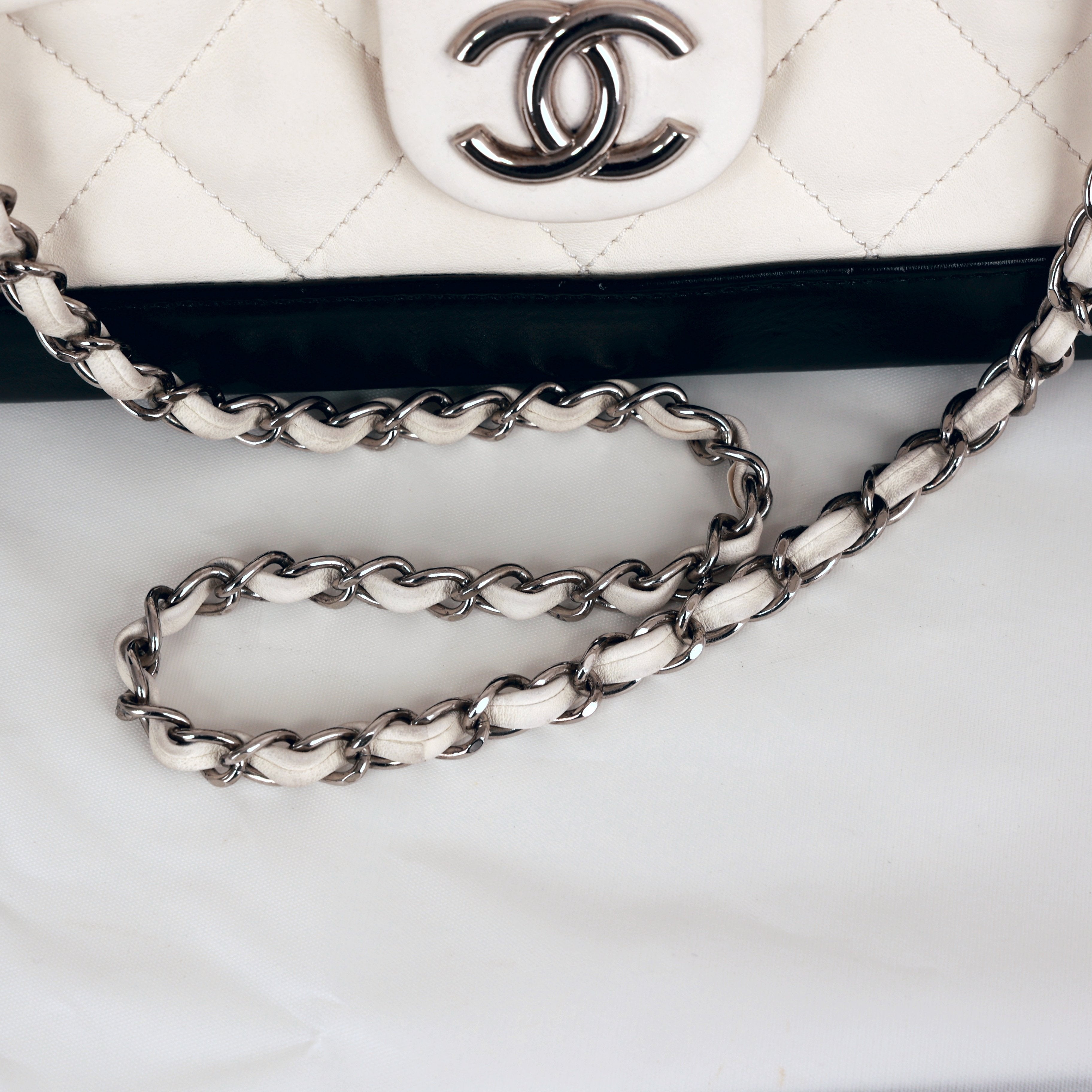 Chanel 马特拉塞翻盖包 白色×黑色 银色单肩斜挎包 14系列