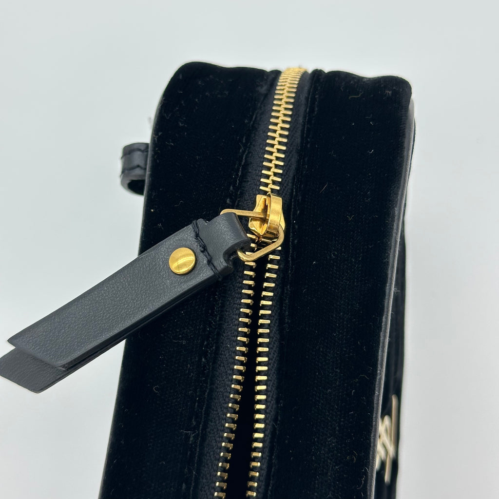 SAINT LAURENT PARIS Riñonera de terciopelo con puntada en V Bolsa para cámara negra