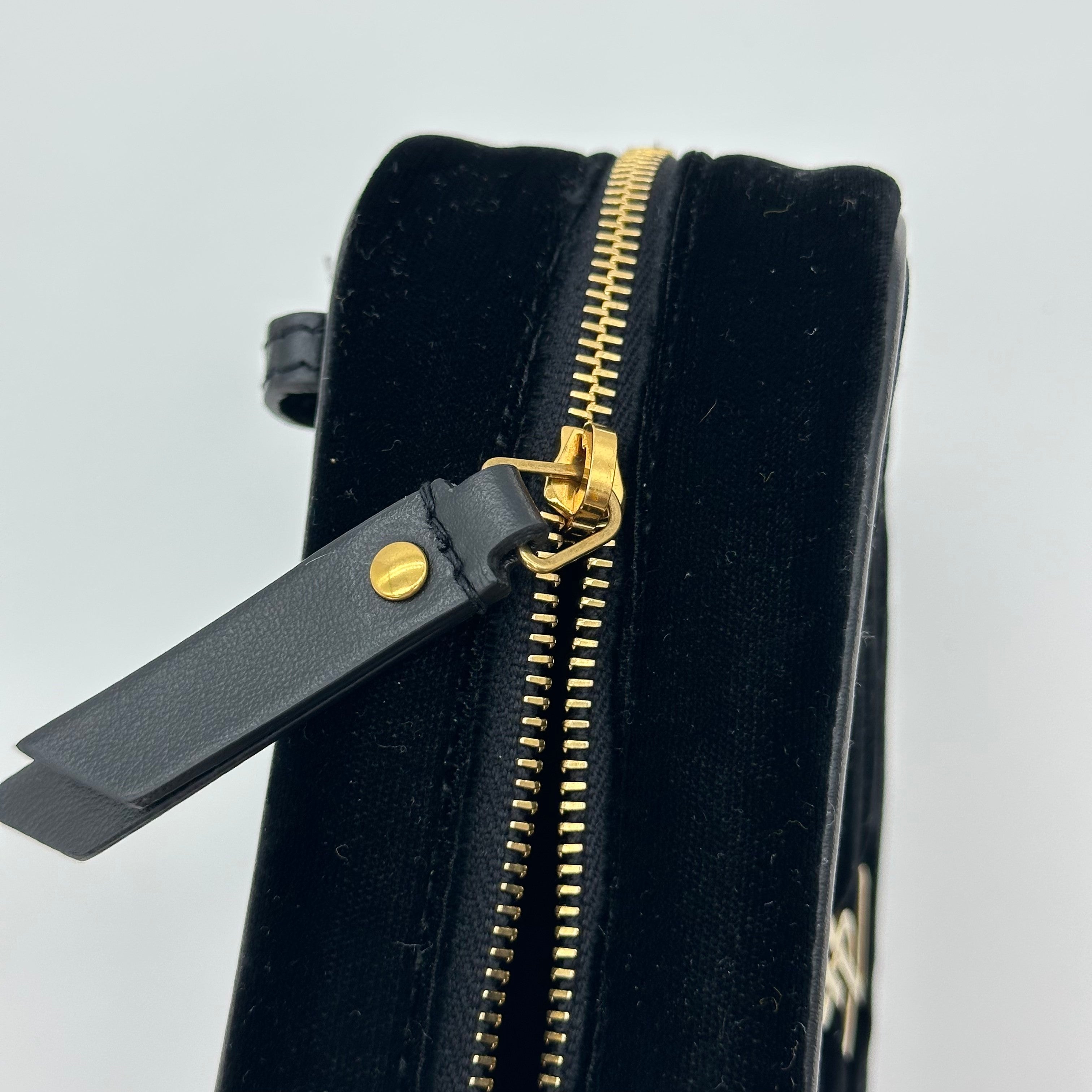 SAINT LAURENT PARIS Riñonera de terciopelo con puntada en V Bolsa para cámara negra