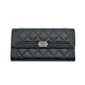 Chanel Boy Gusset Flap Wallet, große Geldbörse aus gestepptem Caviar-Leder, Schwarz