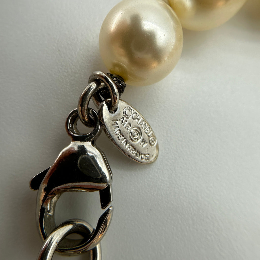 Chanel Coco Mark A12W Necklace Metal x imitation pearl Silver Wears Scratched Losing luster Marked Discoloration Oxidation staining Lint on fabric