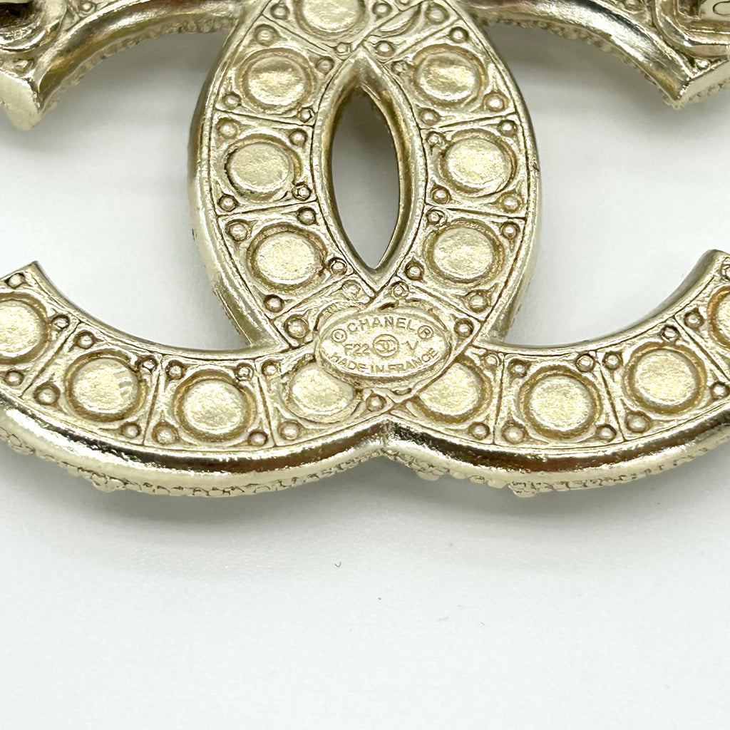 CHANEL Pearl F22 V Brooch