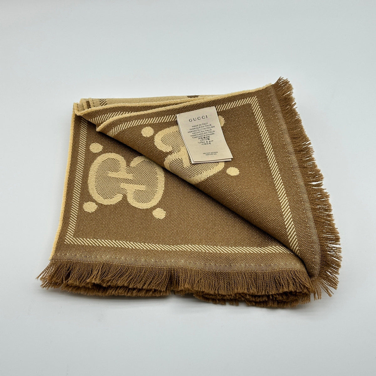 Gucci 581537 GG jacquard Scarf Wool Brown x beige Wears Lint on fabric Creases smells