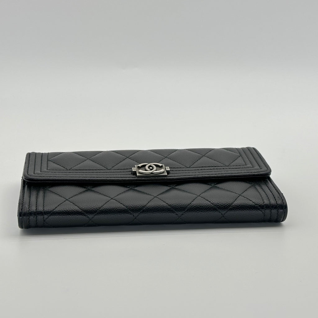 Chanel Boy Gusset Flap Wallet, große Geldbörse aus gestepptem Caviar-Leder, Schwarz