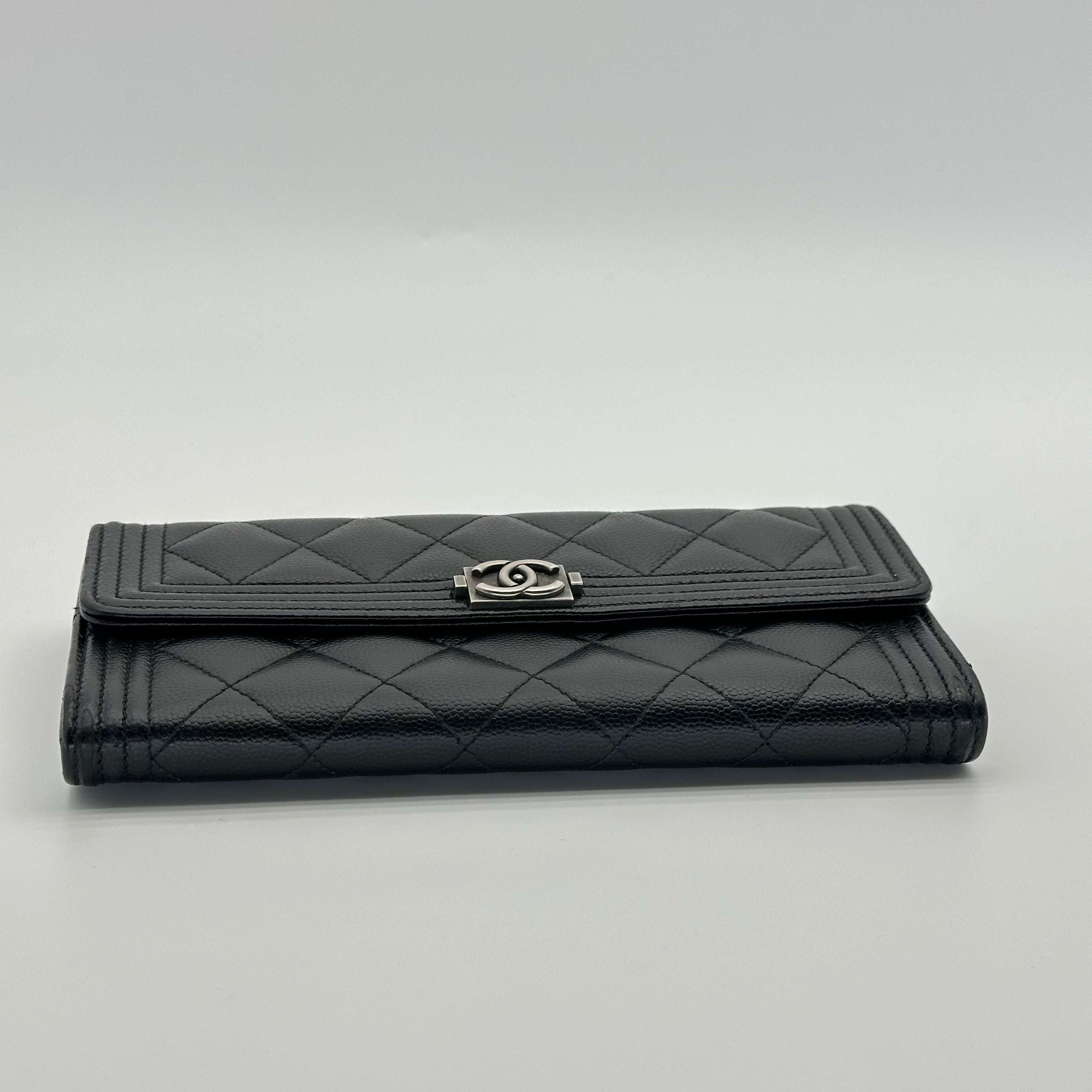 Chanel Boy Gusset Flap Wallet, große Geldbörse aus gestepptem Caviar-Leder, Schwarz