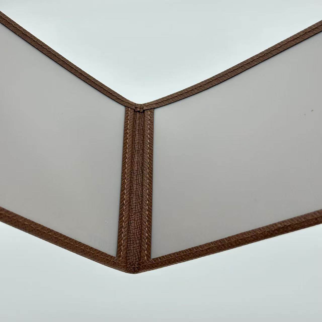 Étui pour porte-cartes en cuir marron Taiga de Louis Vuitton