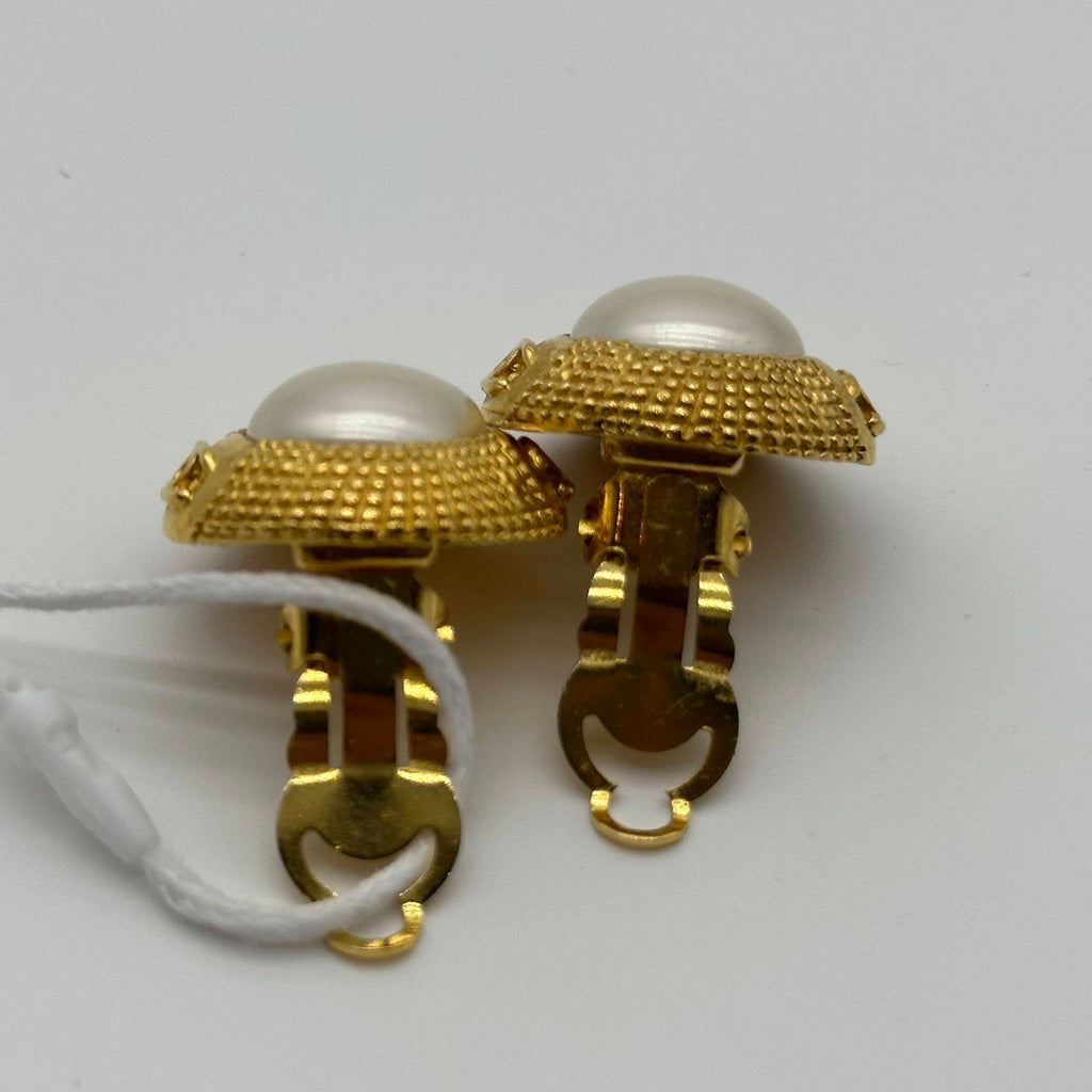 Boucles d'oreilles clips en perles matelassées vintage Chanel Doré