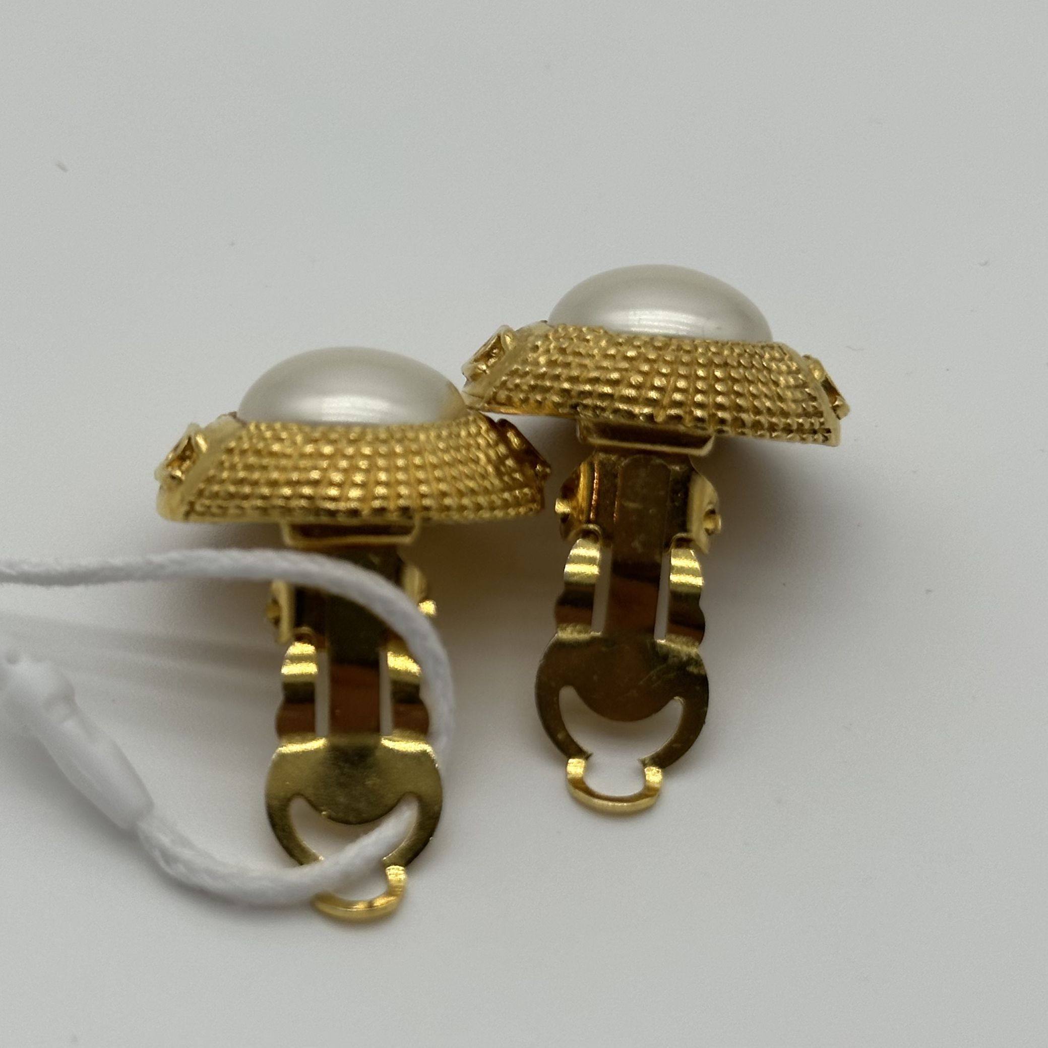 Boucles d'oreilles clips en perles matelassées vintage Chanel Doré