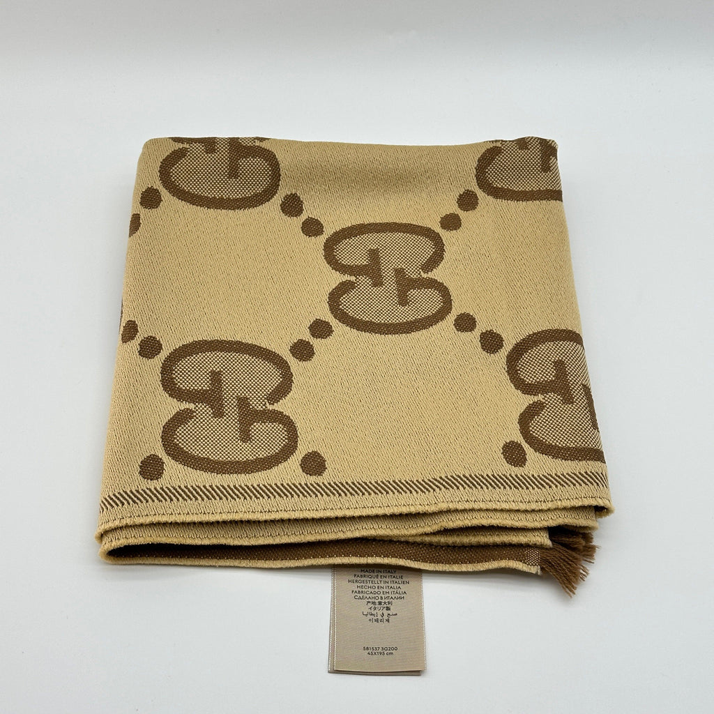 Gucci 581537 GG jacquard Scarf Wool Brown x beige Wears Lint on fabric Creases smells