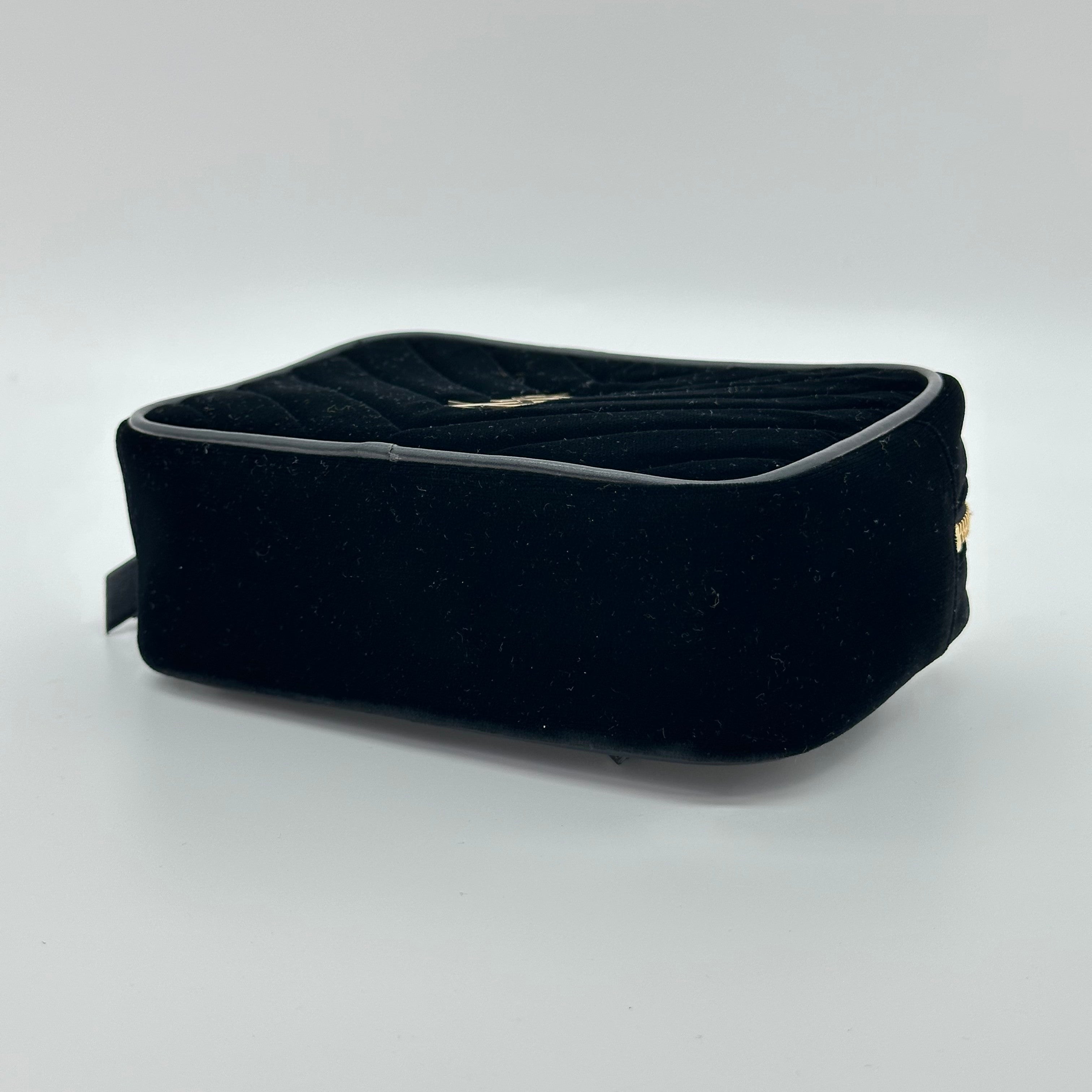 SAINT LAURENT PARIS Riñonera de terciopelo con puntada en V Bolsa para cámara negra