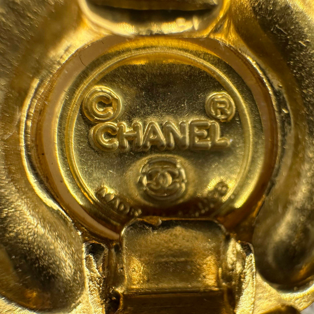 Boucles d'oreilles clips en perles matelassées vintage Chanel Doré