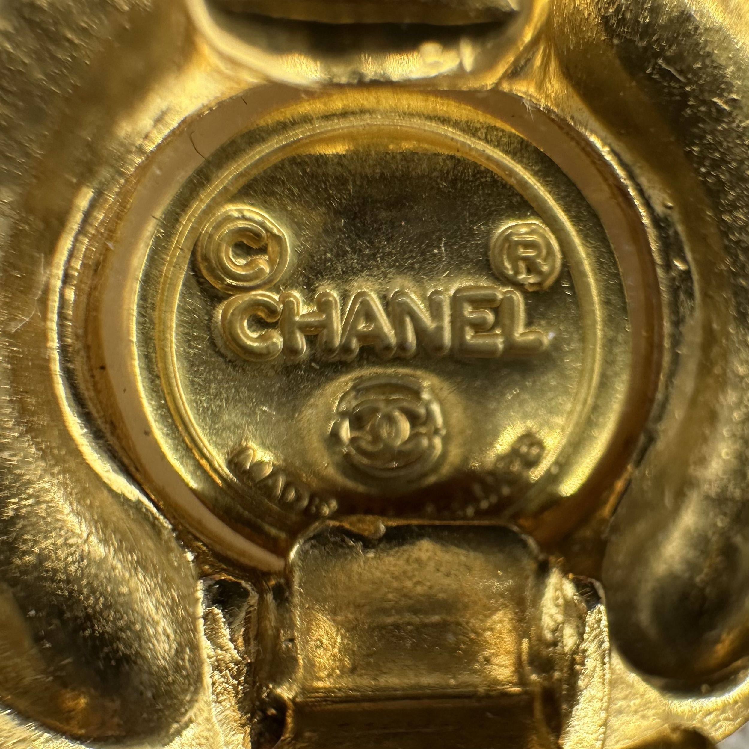 Boucles d'oreilles clips en perles matelassées vintage Chanel Doré