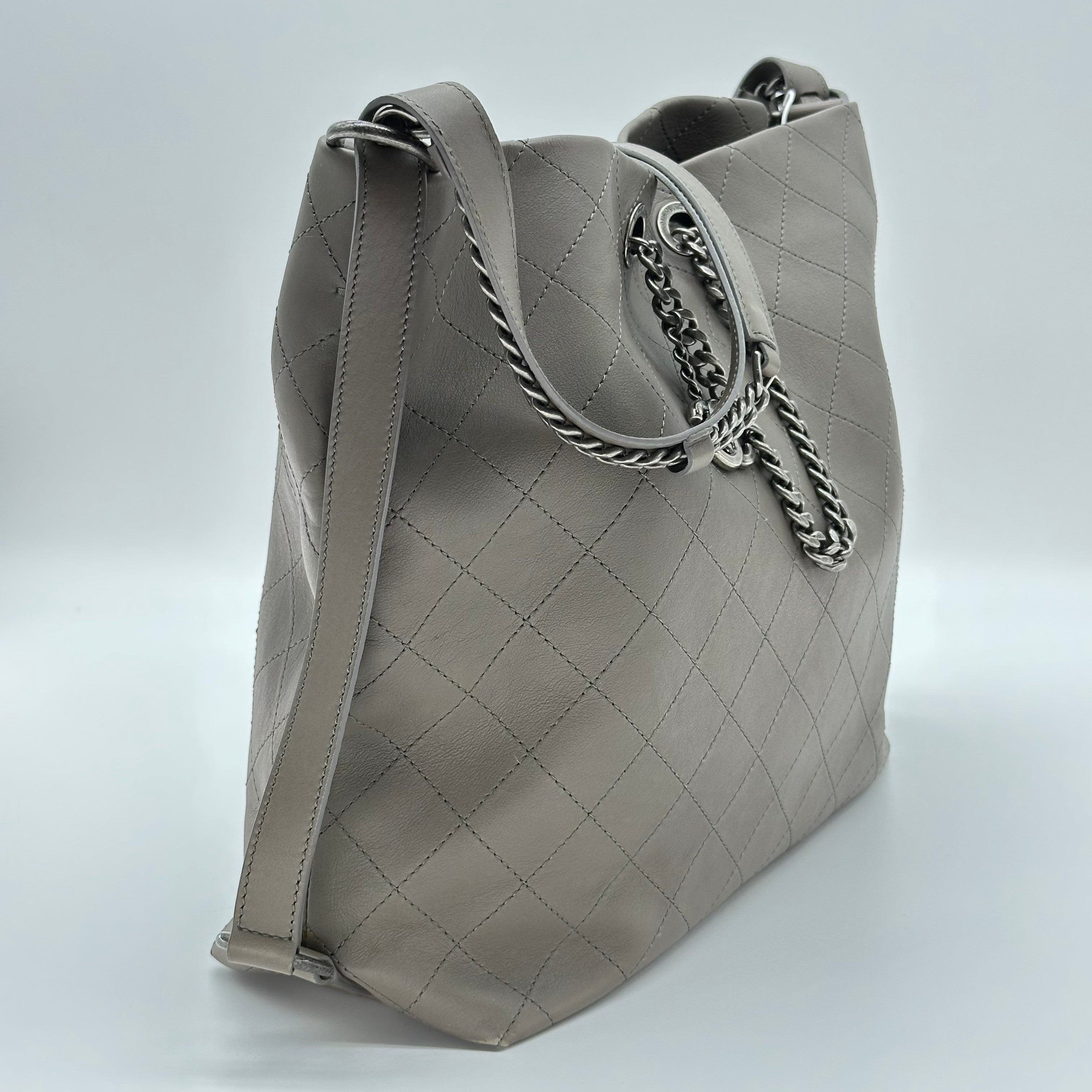 シャネル Urban Allure チェーン Handle ホーボー Stitched カーフスキン ミディアム 24 シリーズ