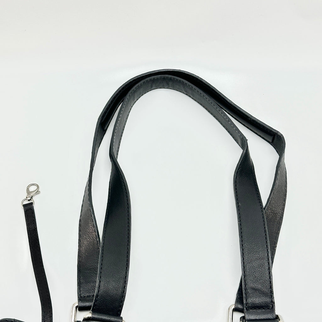 Chanel 黑色做旧皮革 CC 吊饰两用束口水桶包