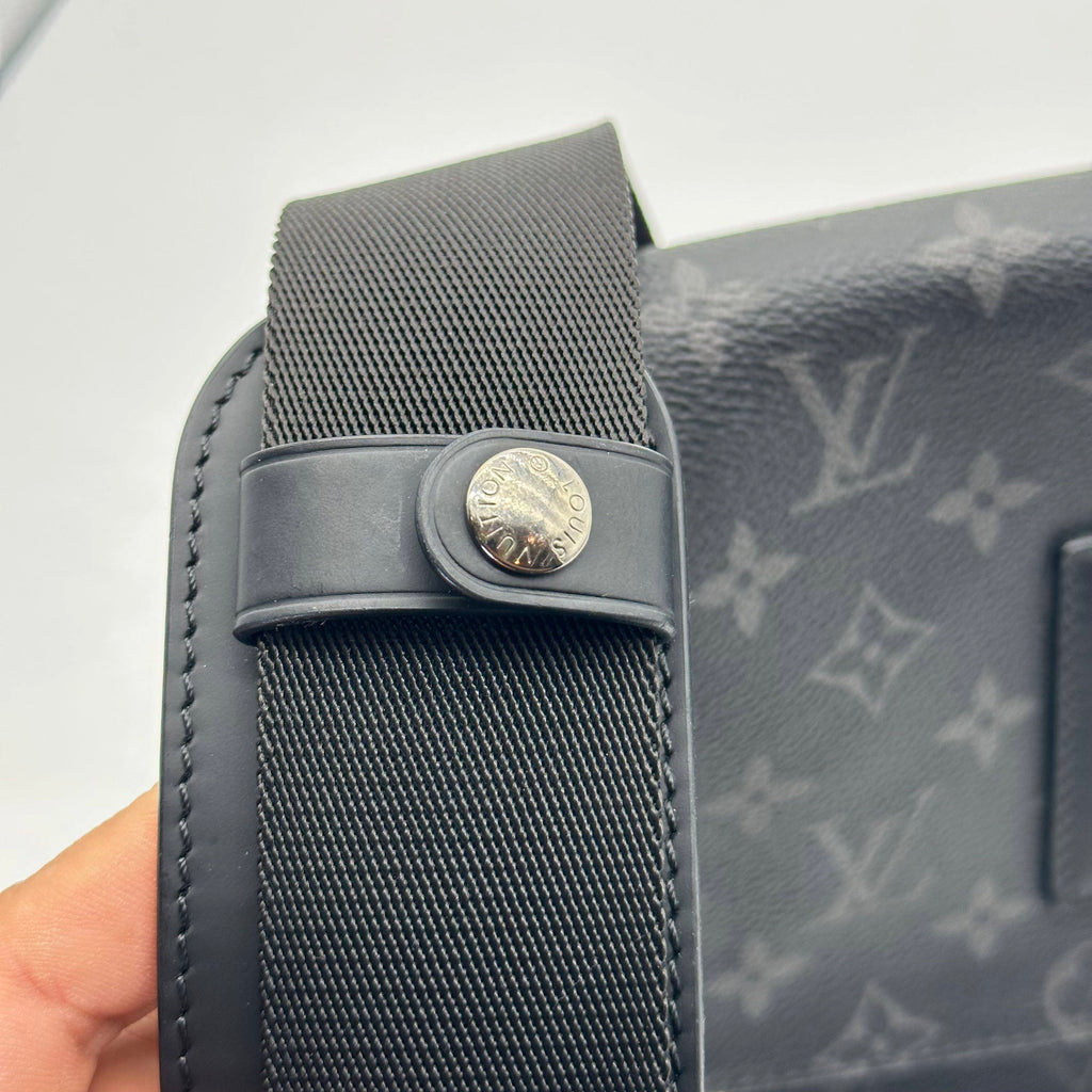 Louis Vuitton-Monogram Canvasm Eclipse Messenger Voyage PM M40511