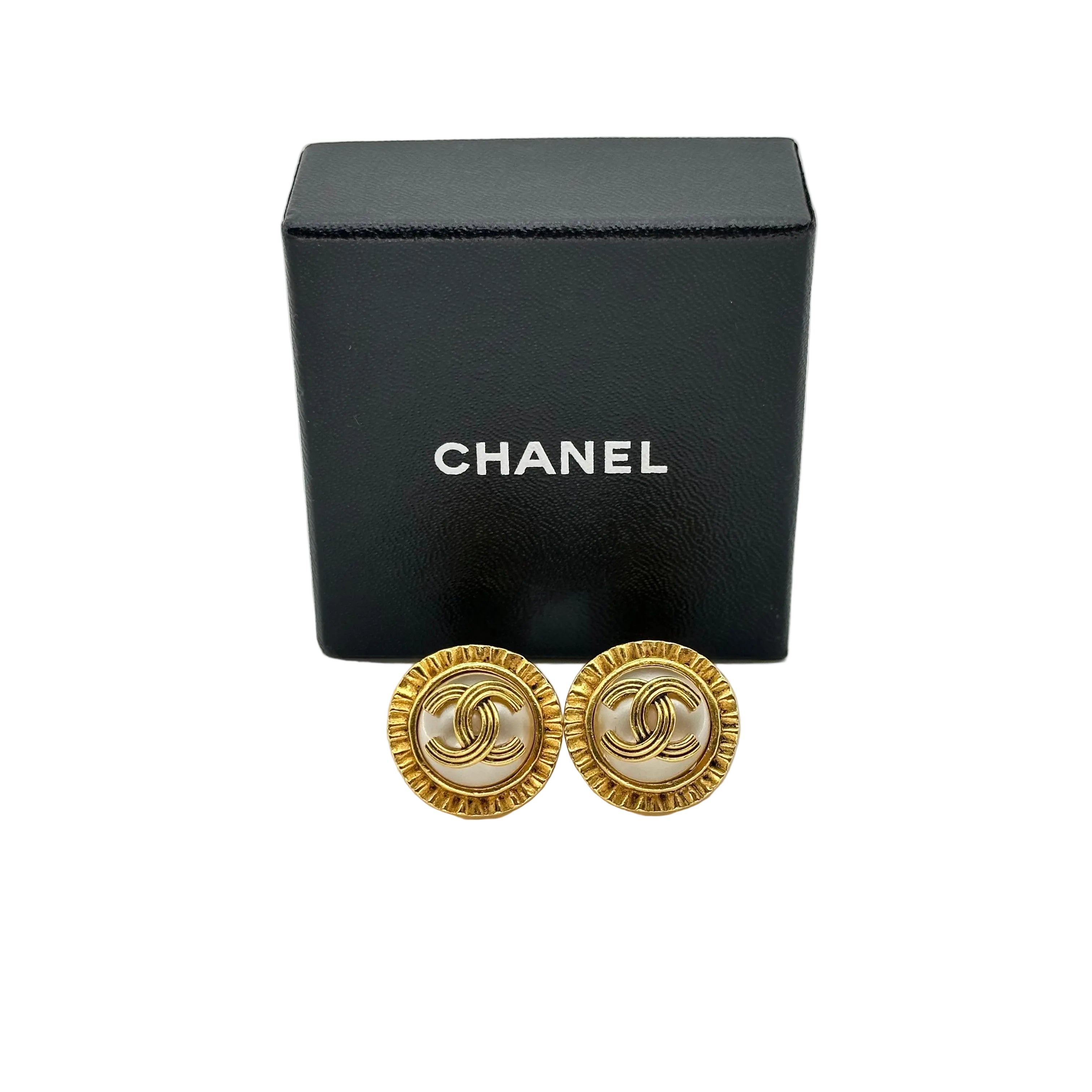 Chanel Vintage Pearl Clip On Earrings Twisted Coco Logo Ruffle Edge Round 94A