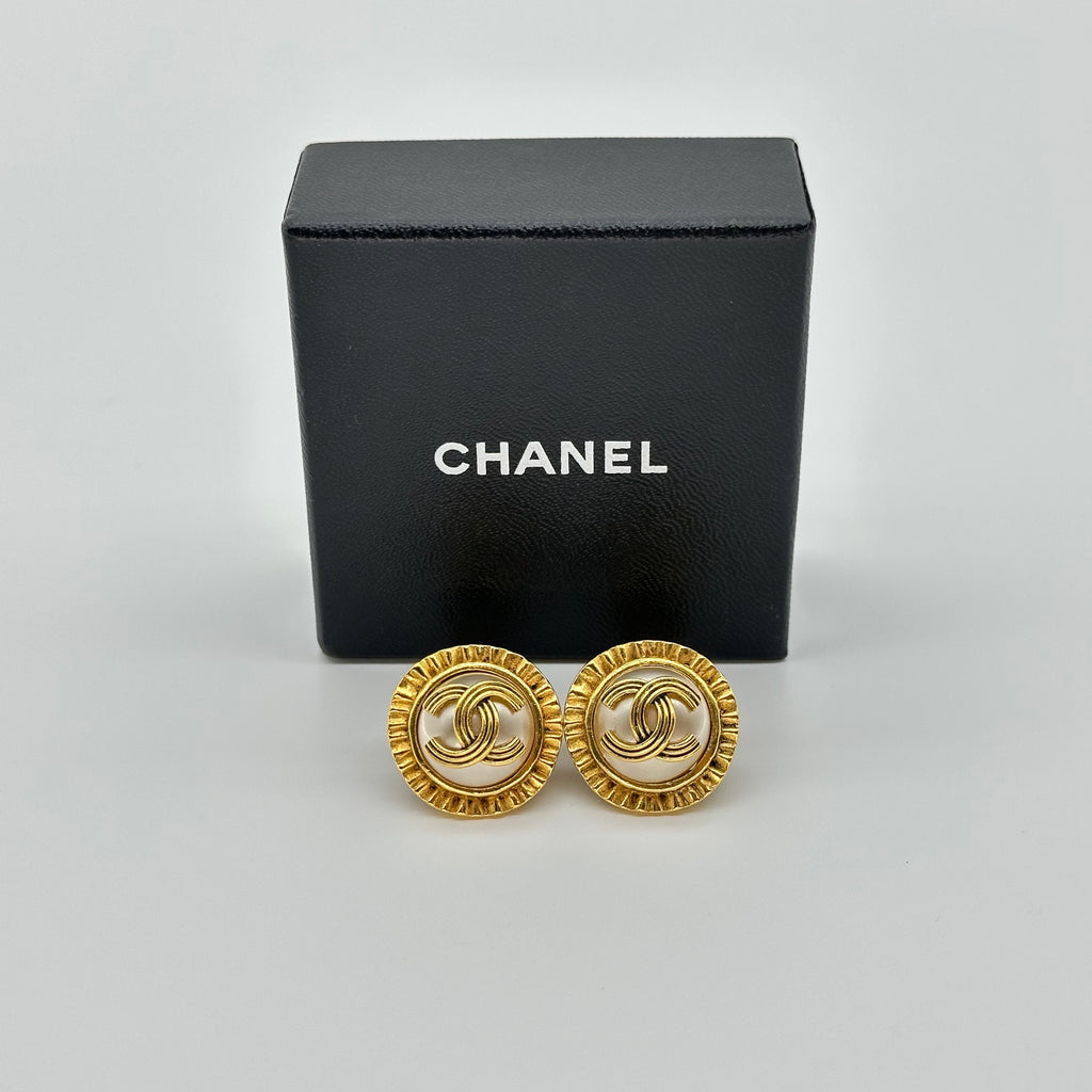 Chanel Vintage Pearl Clip On Earrings Twisted Coco Logo Ruffle Edge Round 94A