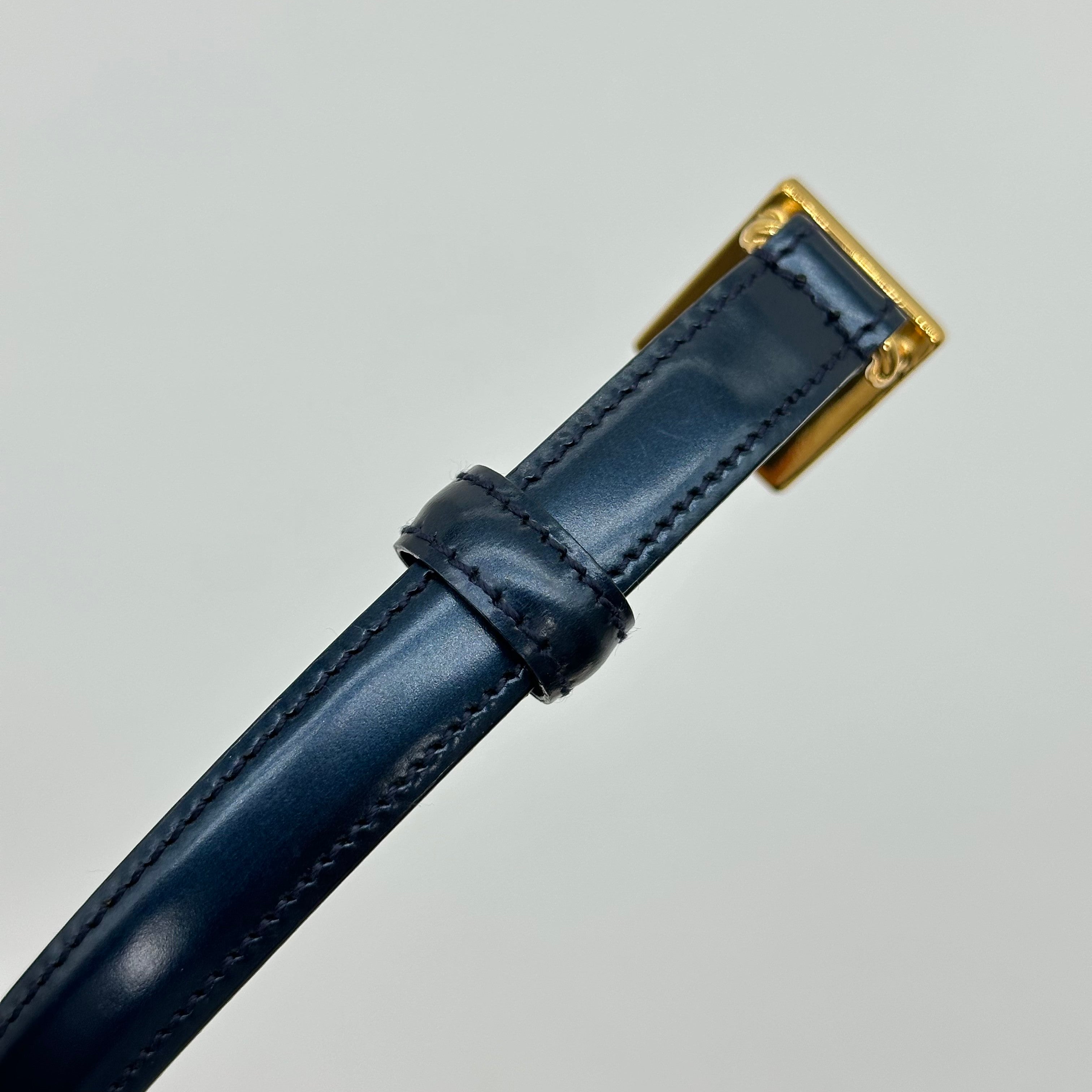 Cinturón de cuero con logo G cuadrado Gucci Cinturón clásico con hebilla dorada Talla 75