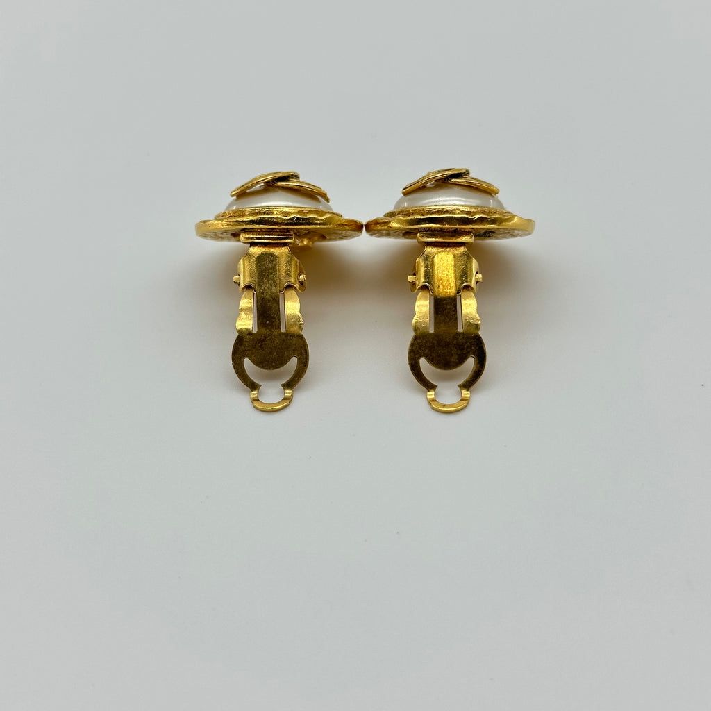 Chanel Vintage Pearl Clip On Earrings Twisted Coco Logo Ruffle Edge Round 94A