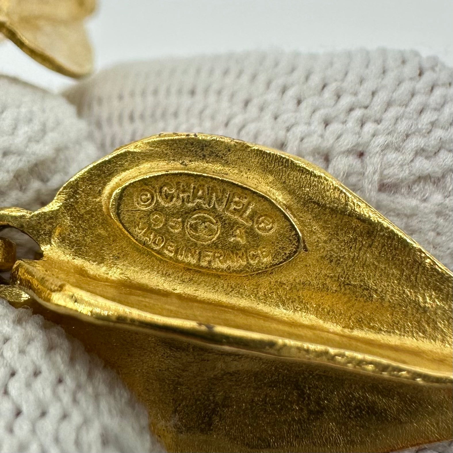 Chanel Vintage Coco Mark Swing Brooch Fringe Brooch Pin Gold 95A