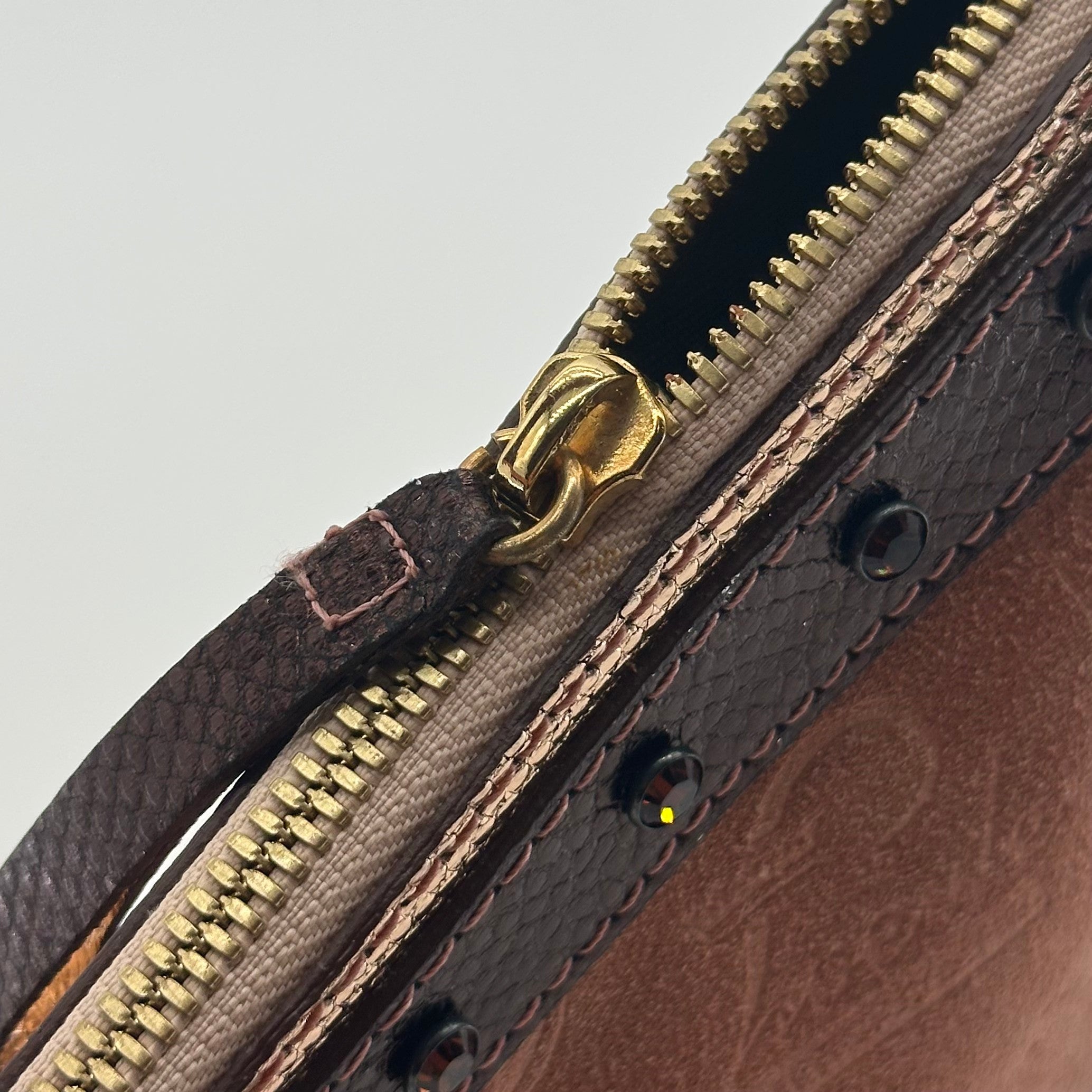 LOEWE 160th Anniversary Limited Edition Umhängetasche aus Wildleder mit Jubiläums-Logo