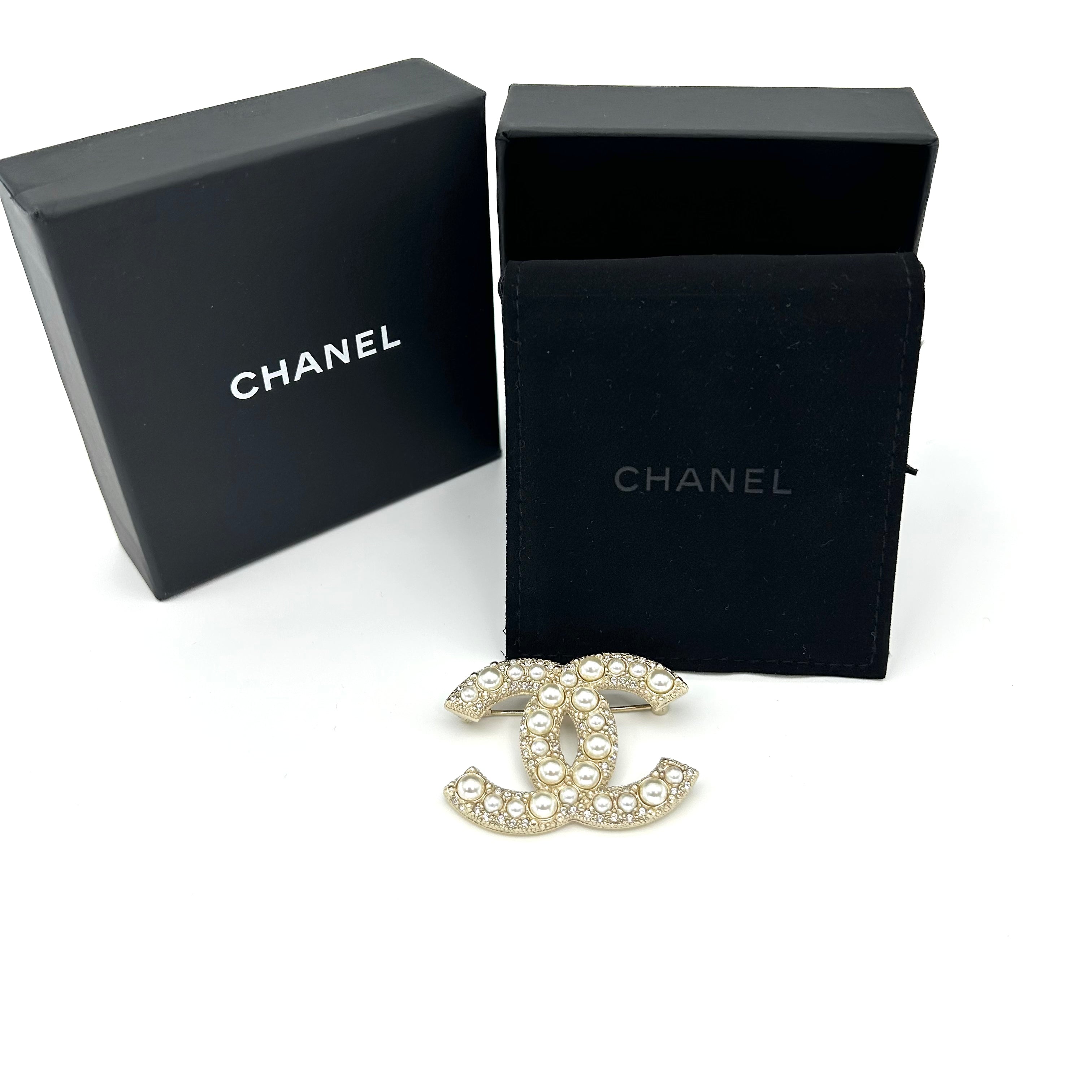 CHANEL Pearl F22 V Brooch