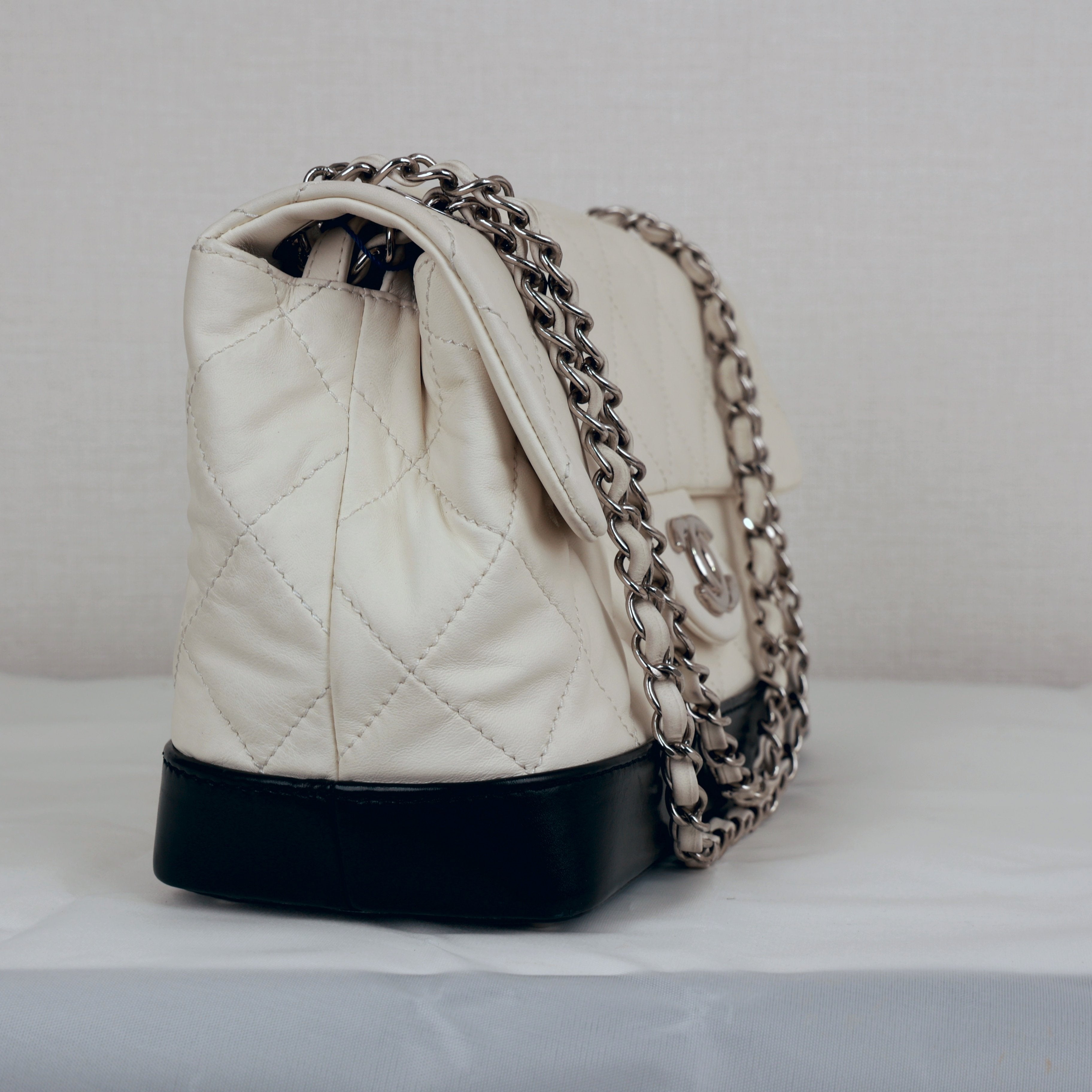 Chanel 马特拉塞翻盖包 白色×黑色 银色单肩斜挎包 14系列