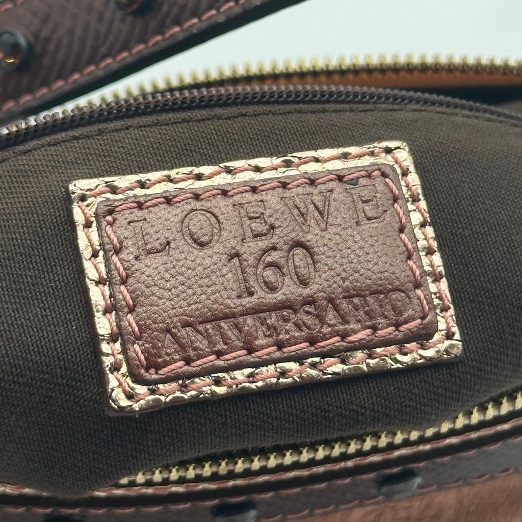 LOEWE 160th Anniversary Limited Edition Umhängetasche aus Wildleder mit Jubiläums-Logo