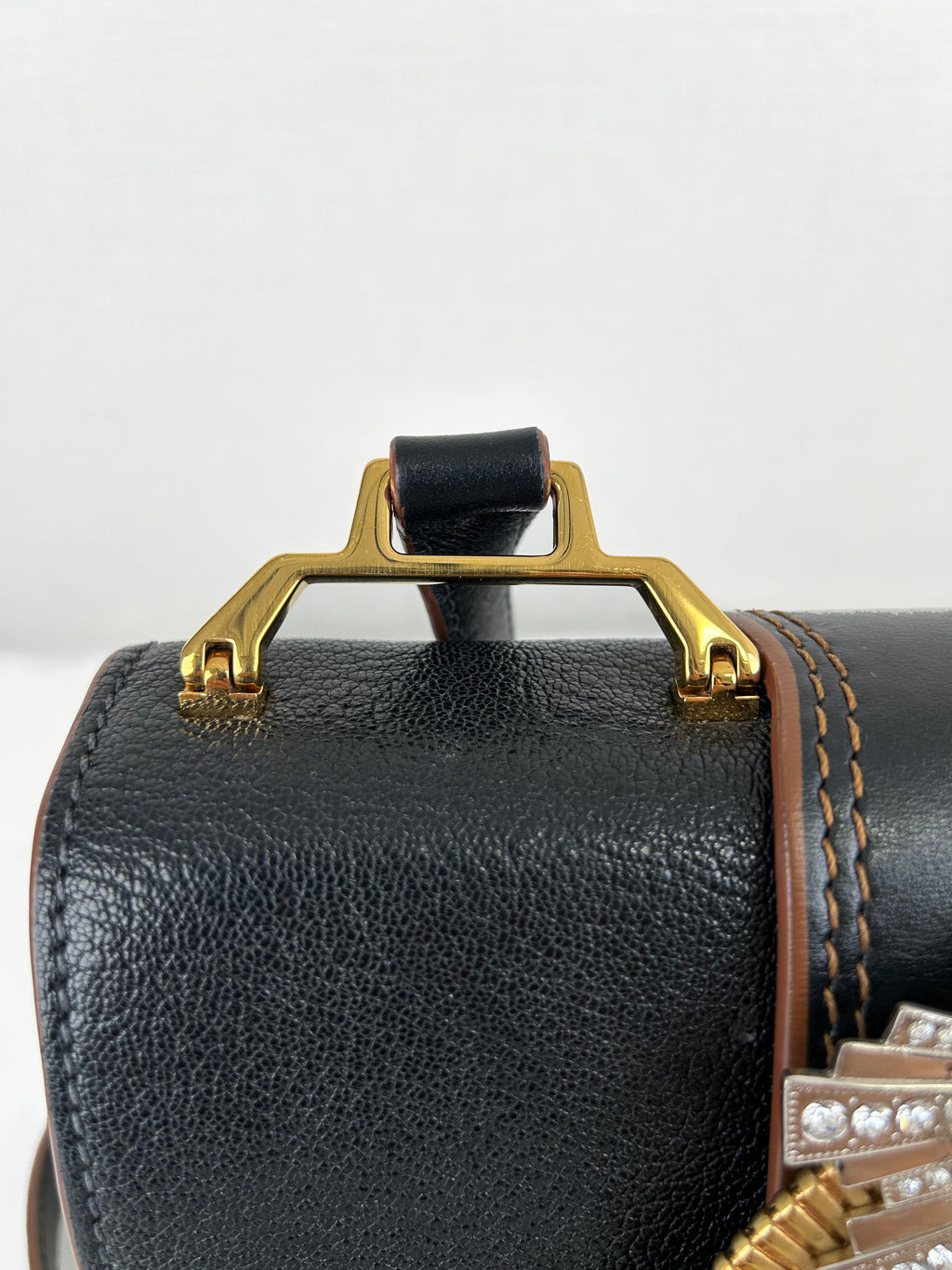 MIUMIU Sac à bandoulière à rabat en cuir Madras noir orné de cristaux et boucle