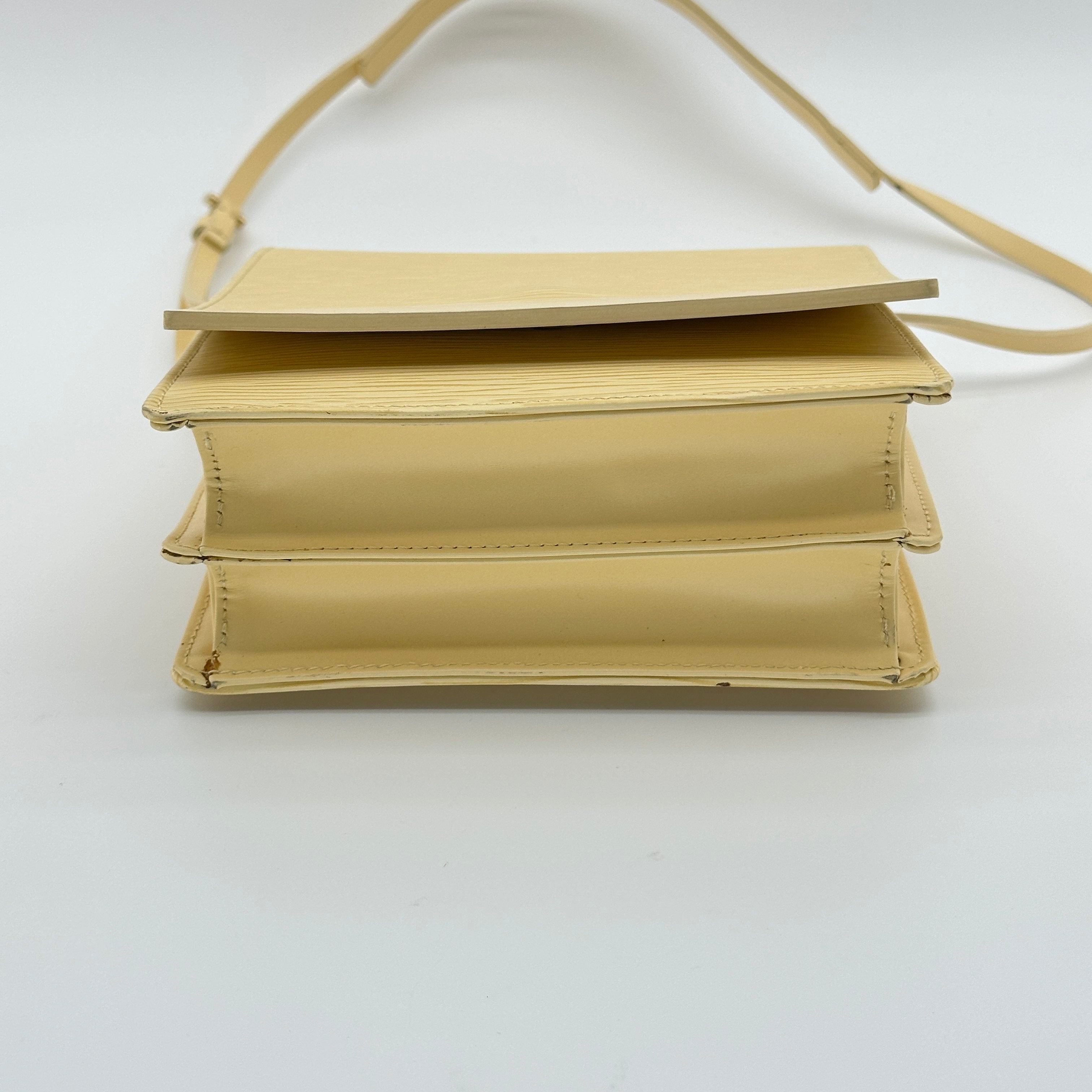 LOUIS VUITTON  M5293A epi biarritz vanille square shoulder bag vanilla leather