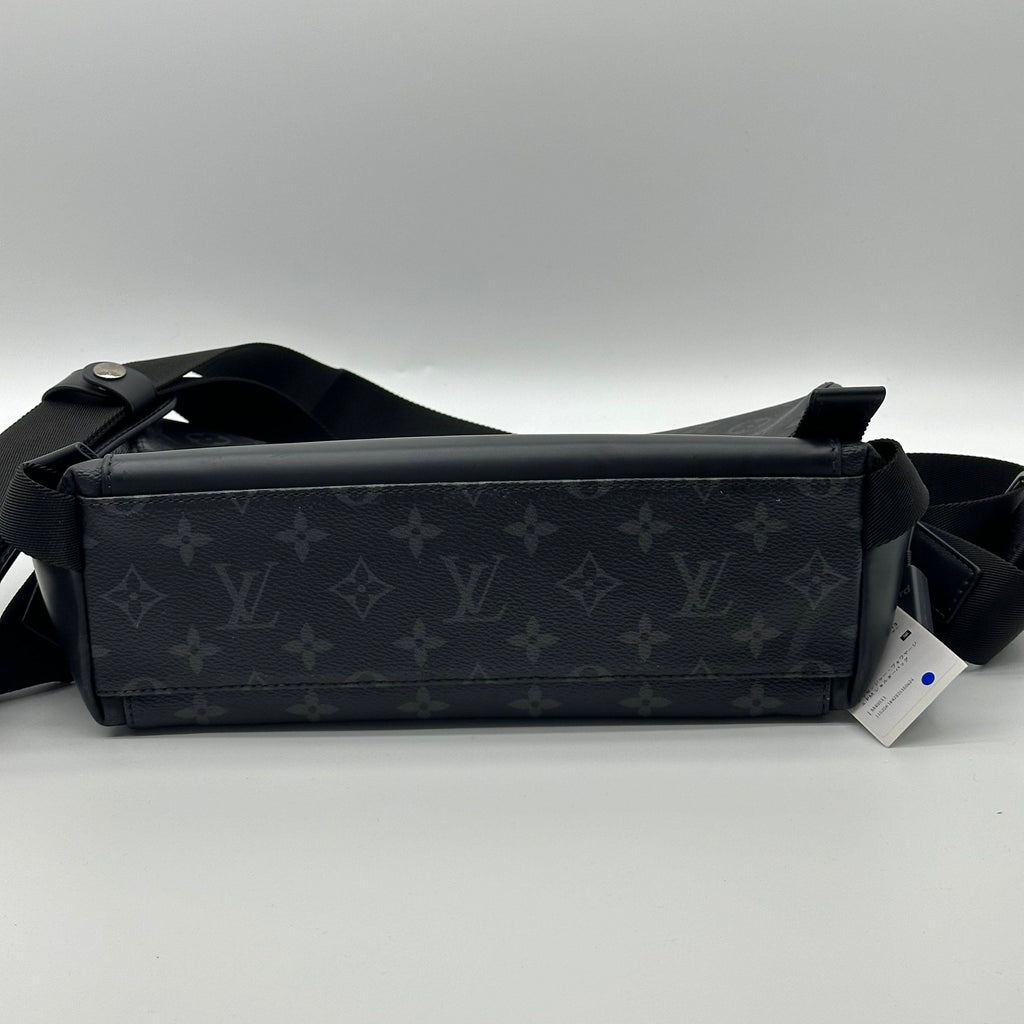 Louis Vuitton-Monogram Canvasm Eclipse Messenger Voyage PM M40511