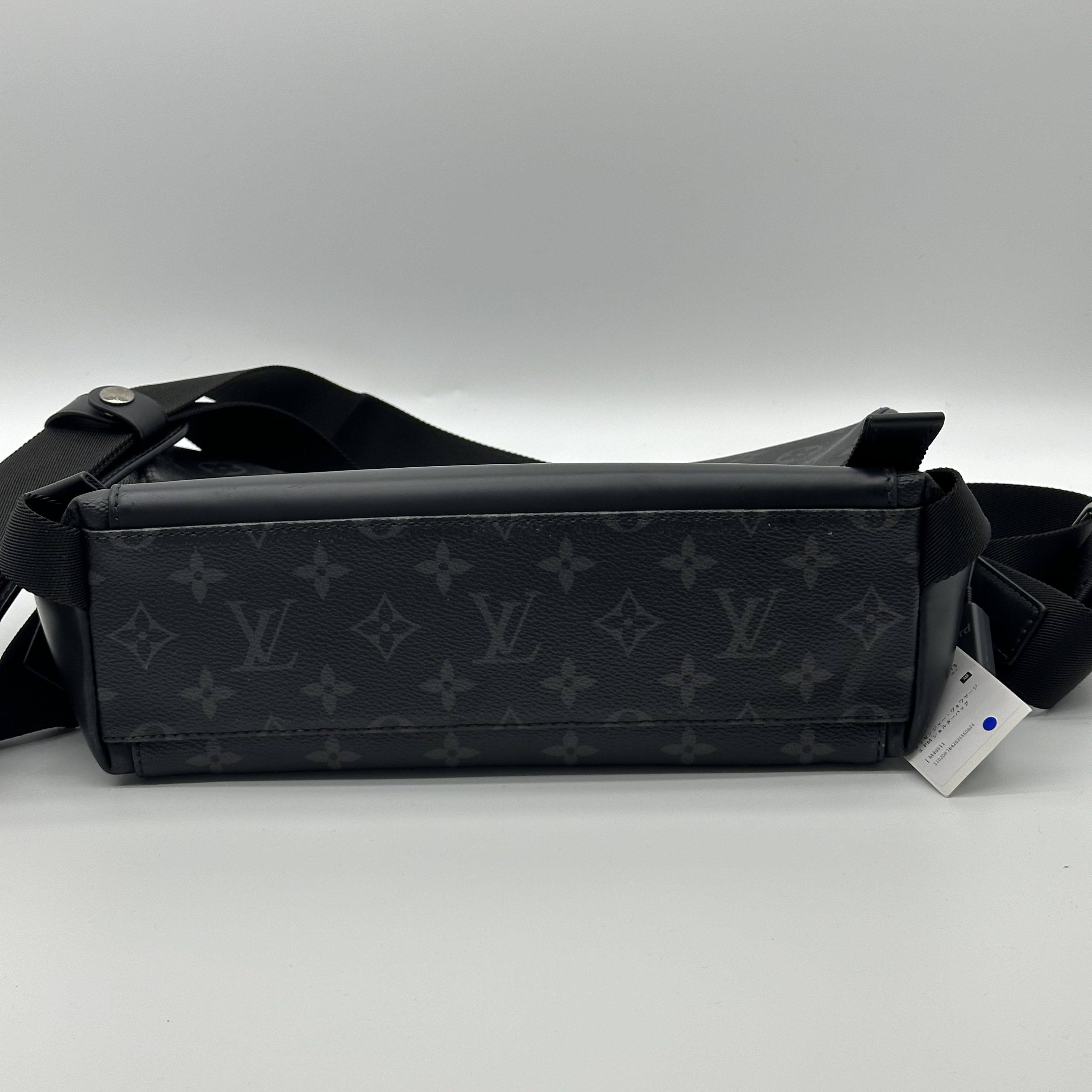 Louis Vuitton-Monogram Canvasm Eclipse Messenger Voyage PM M40511