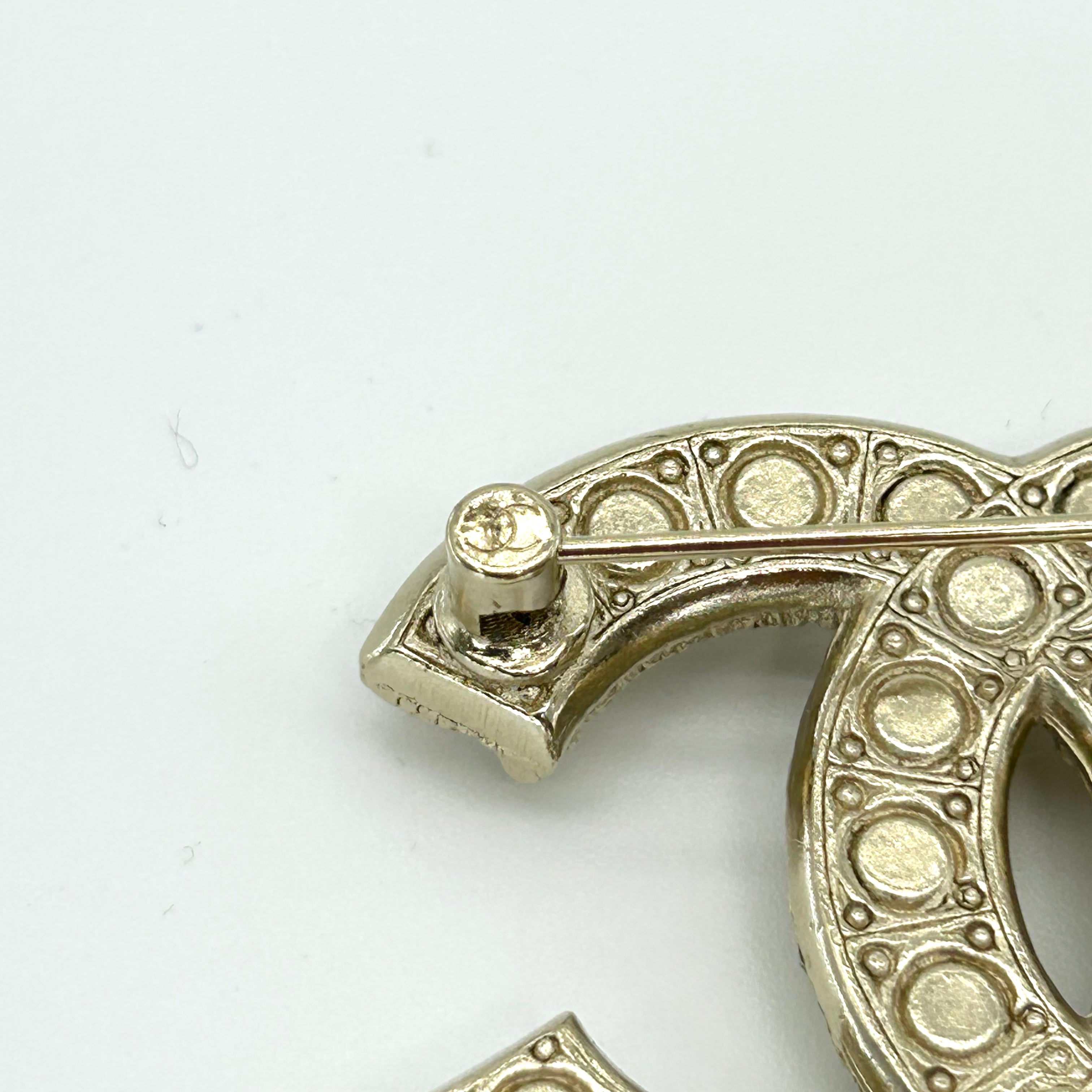 CHANEL Pearl F22 V Brooch