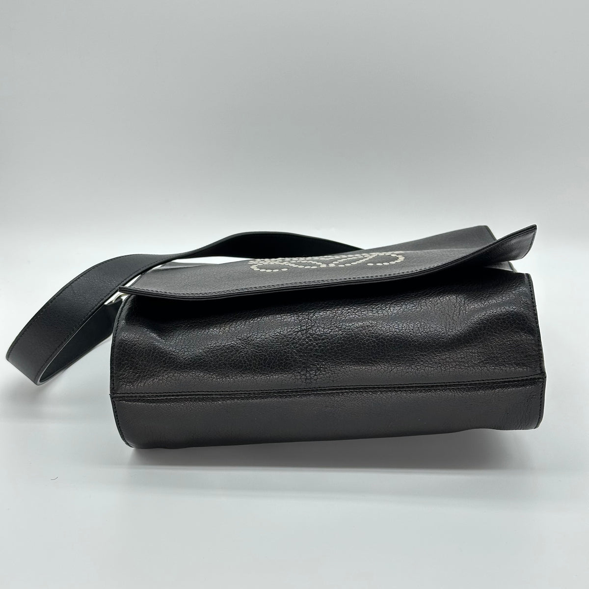 Loewe Anagram Leder-Umhängetasche mit Nieten Schwarz