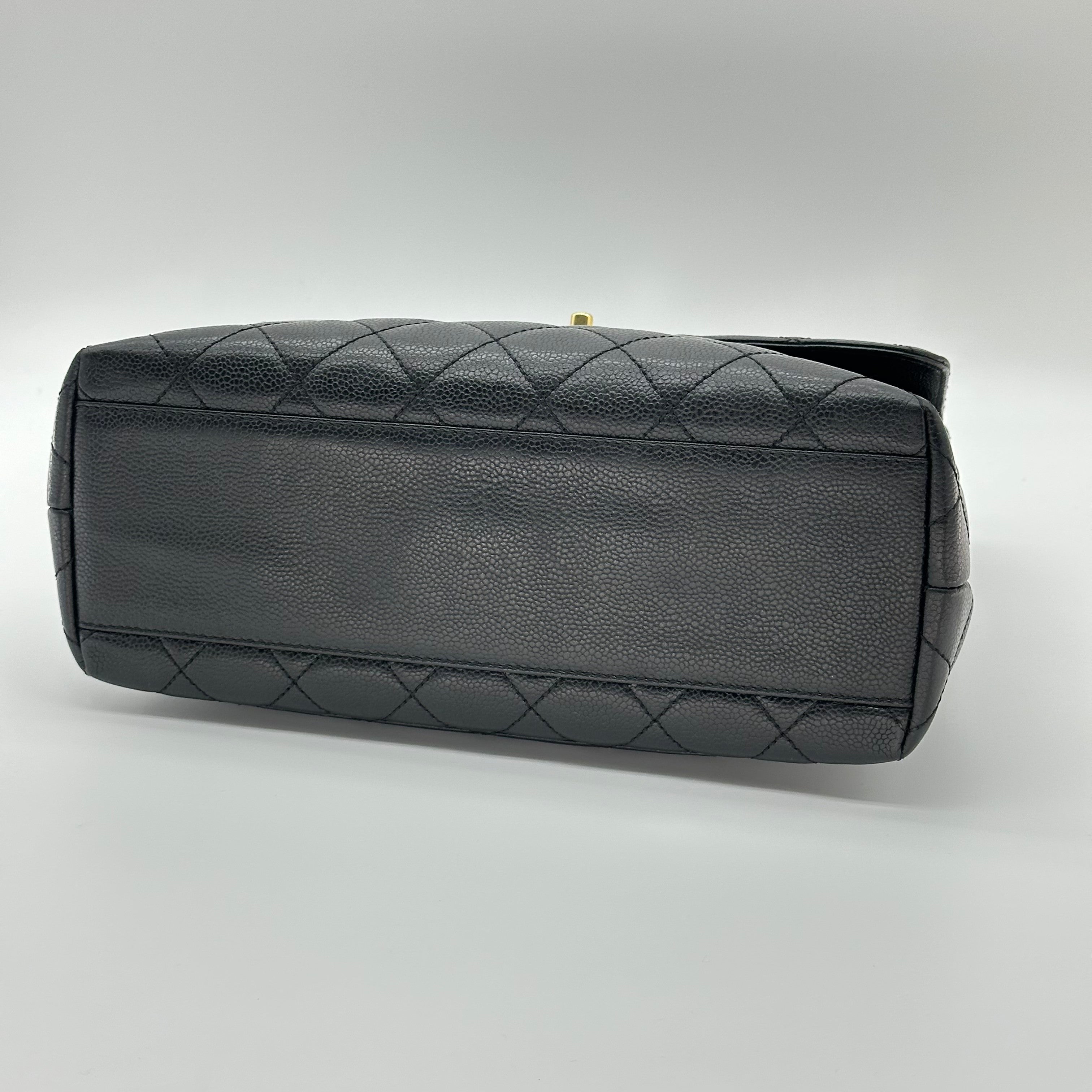Sac à main Chanel Kelly avec poignée supérieure en cuir Caviar Matériel doré noir Matelasse Série 6